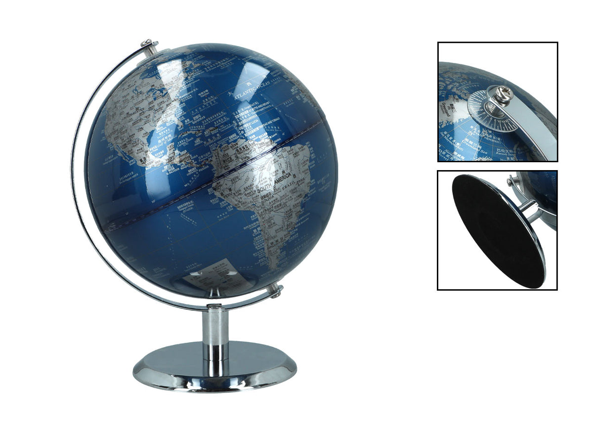 Kleiner dekorativer Globus in blau-silberner Farbgebung mit Möglichkeit zur Personalisierung durch Gravur, ideal als Geschenk, Höhe 20 cm, elegante Wohnzimmerdekoration mit geografischen Namen in englischer und chinesischer Sprache.