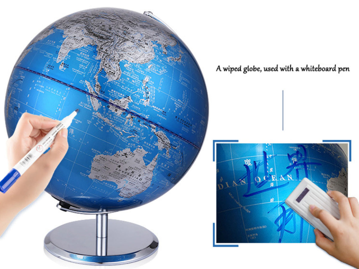 Kleiner dekorativer Globus in blau-silberner Farbgebung mit Möglichkeit zur Personalisierung durch Gravur, ideal als Geschenk, Höhe 20 cm, elegante Wohnzimmerdekoration mit geografischen Namen in englischer und chinesischer Sprache.