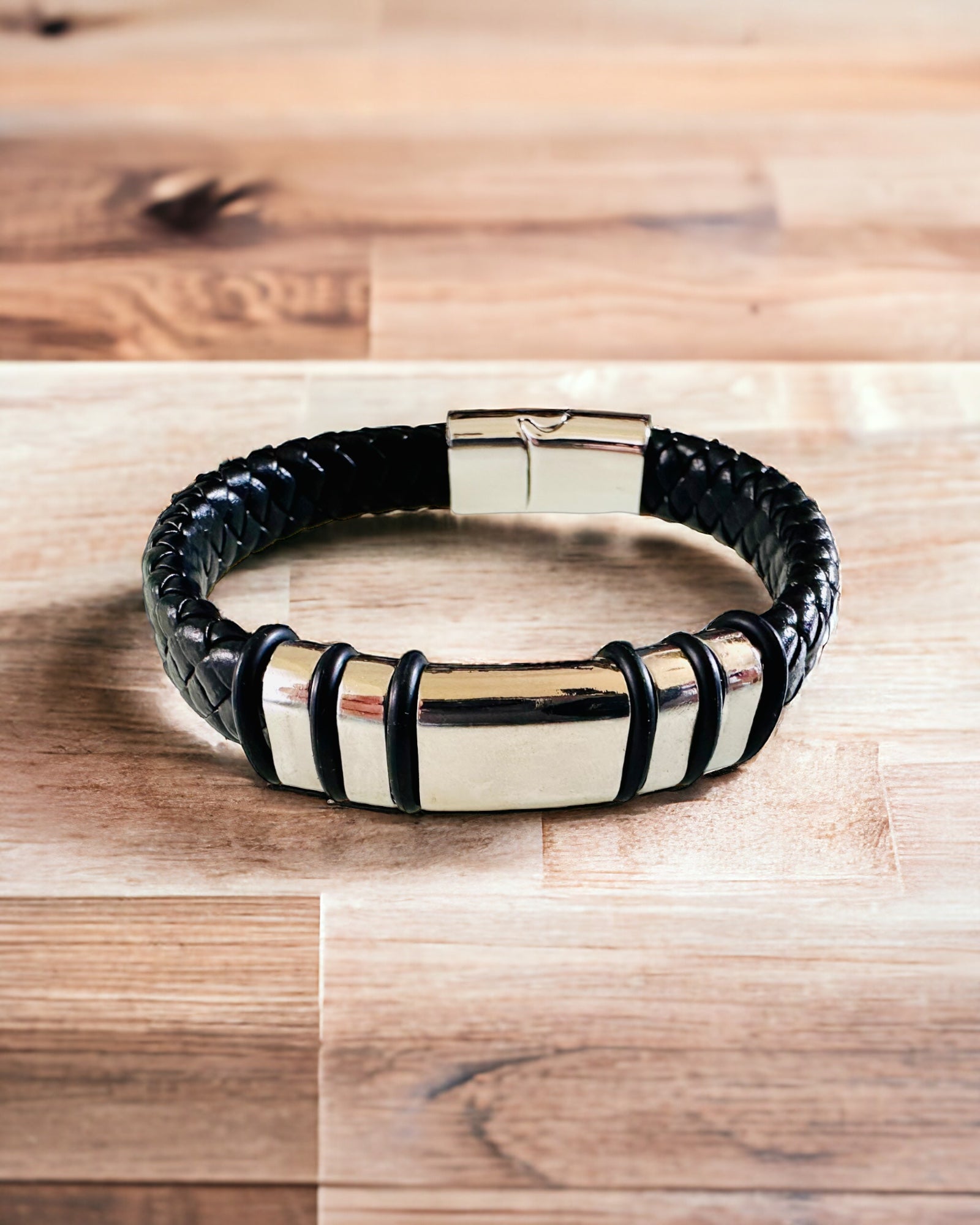Modisches Hip-Hop-Armband für Männer mit Gravur nach Maß und magnetischem Verschluss – Wählen Sie einen Stil mit silbernen oder goldenen Akzenten, 22 cm PU-Leder