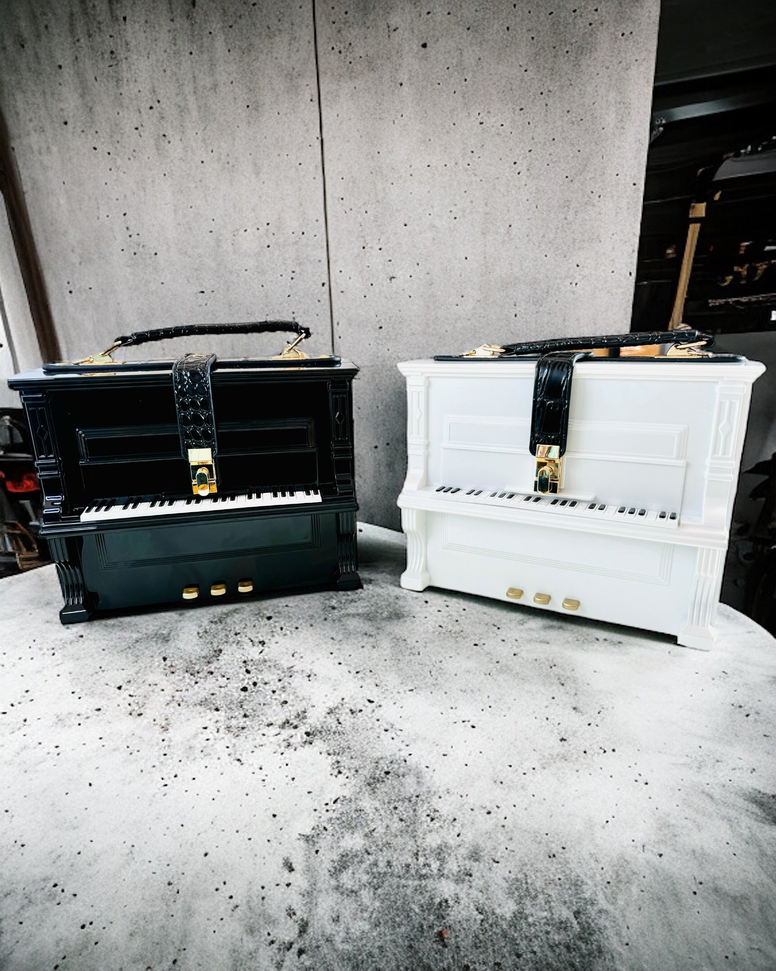 Damentasche „Elegantes Klavier“ in Schwarz und Weiß