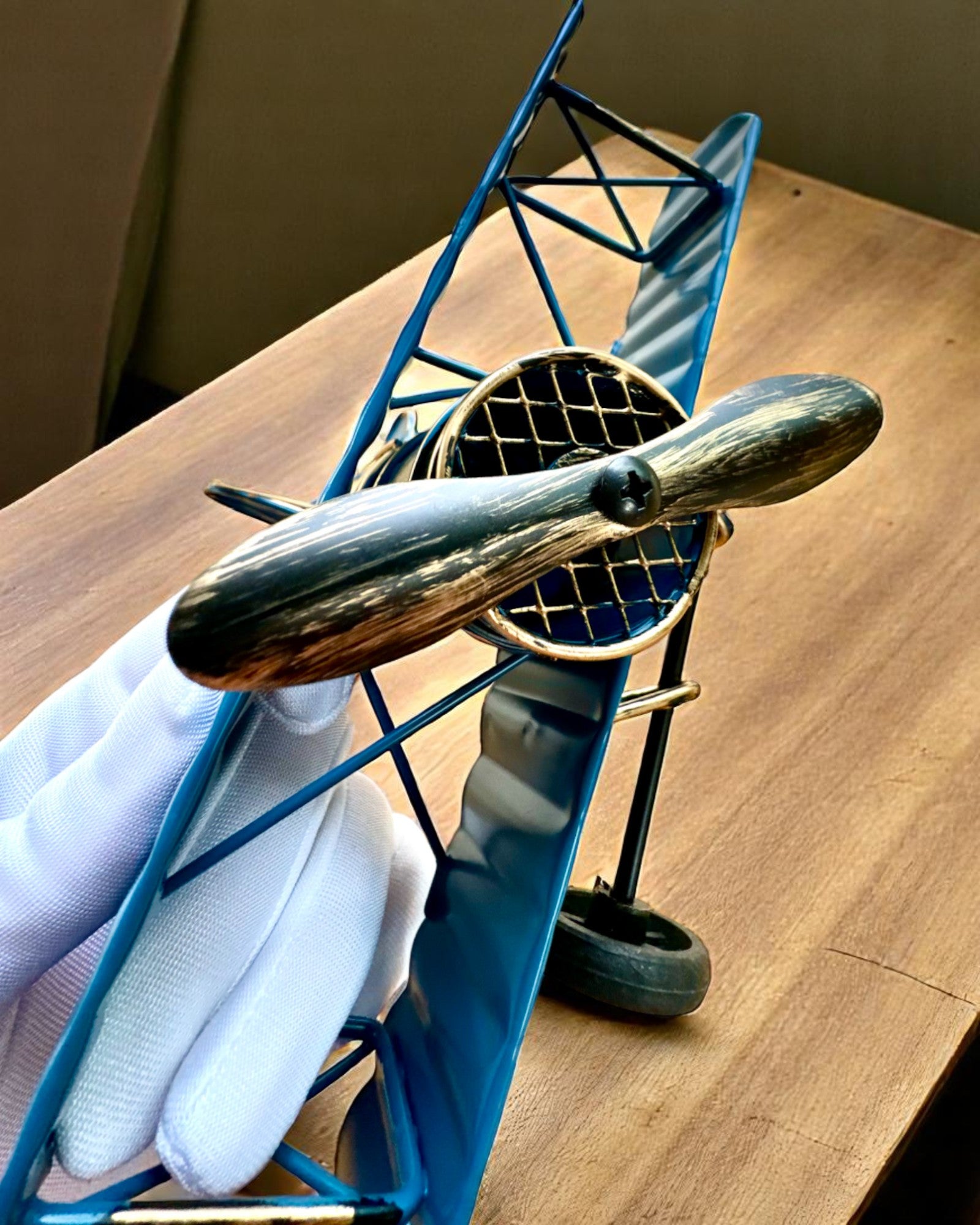 Metallmodellflugzeug Blue Baron – retro, als Geschenk, mit Gravuroption