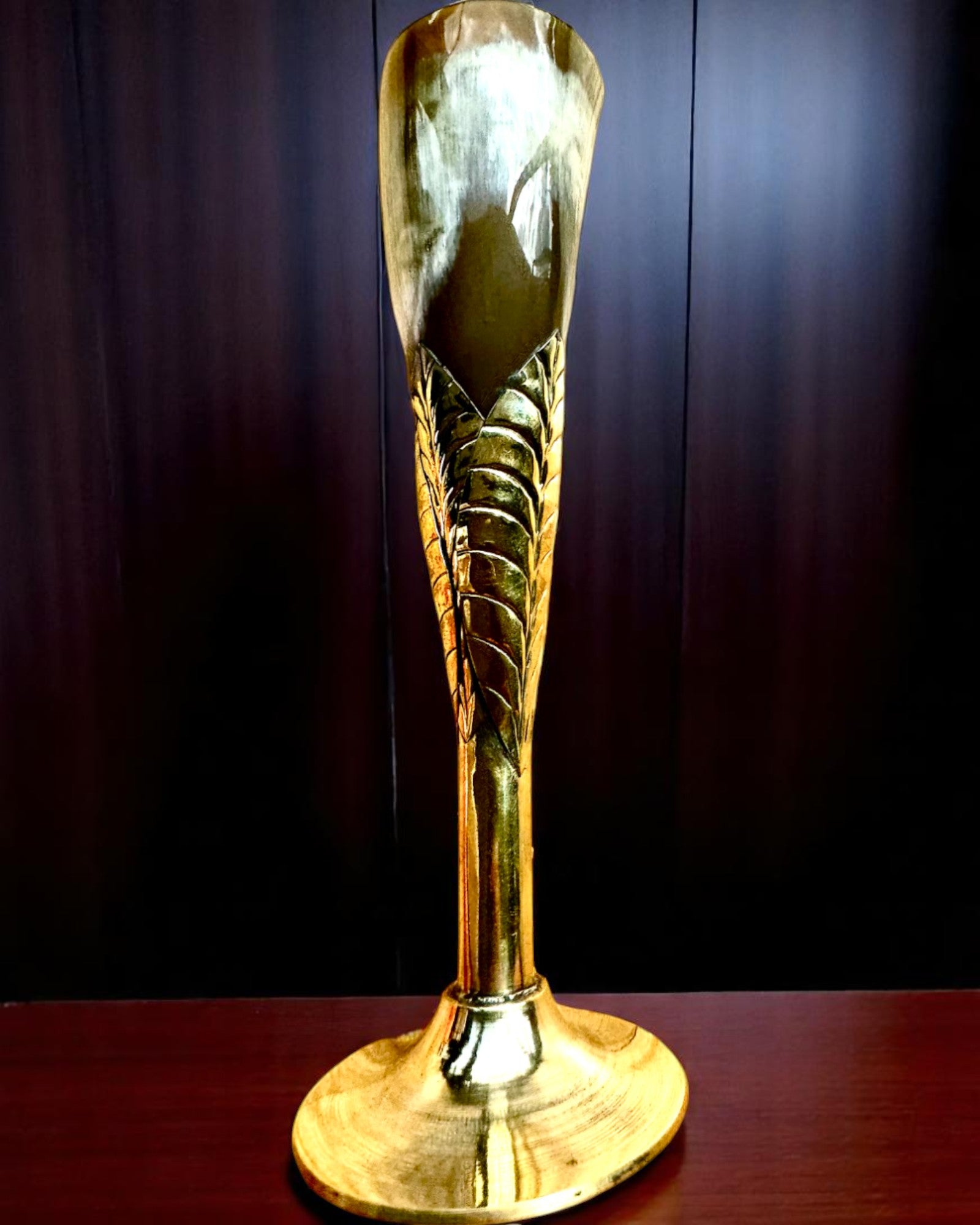 Glas „Geist des Handwerks” aus Büffelhorn und Messing – handgefertigt in Indien, 22 cm, Möglichkeit zur Personalisierung mit Gravur als Geschenk