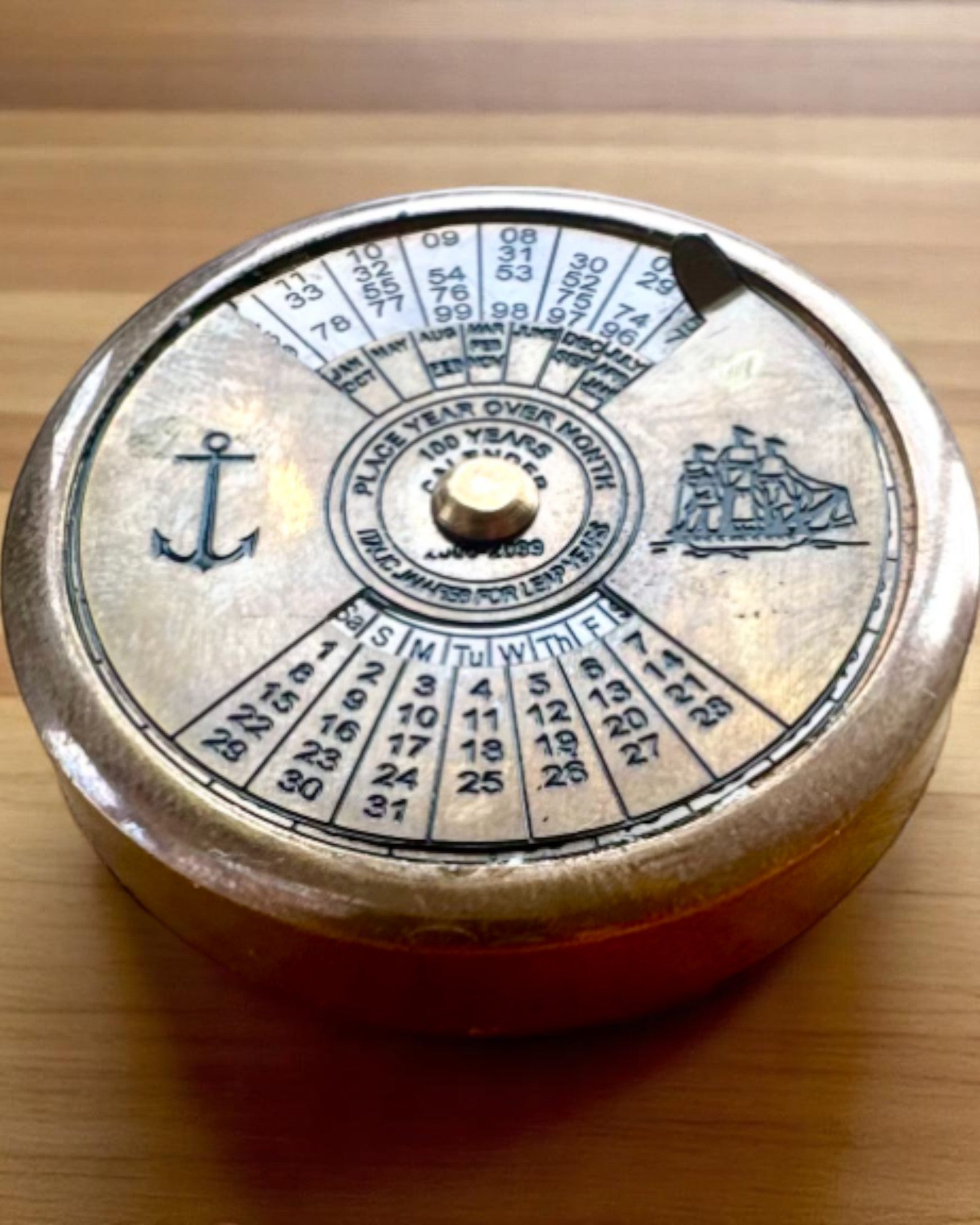 Mini-Kapitänskalender „Navigator“ – Messingdekoration mit dem Geist der Seefahrt, Gravuroption als Geschenk, 5 cm Durchmesser