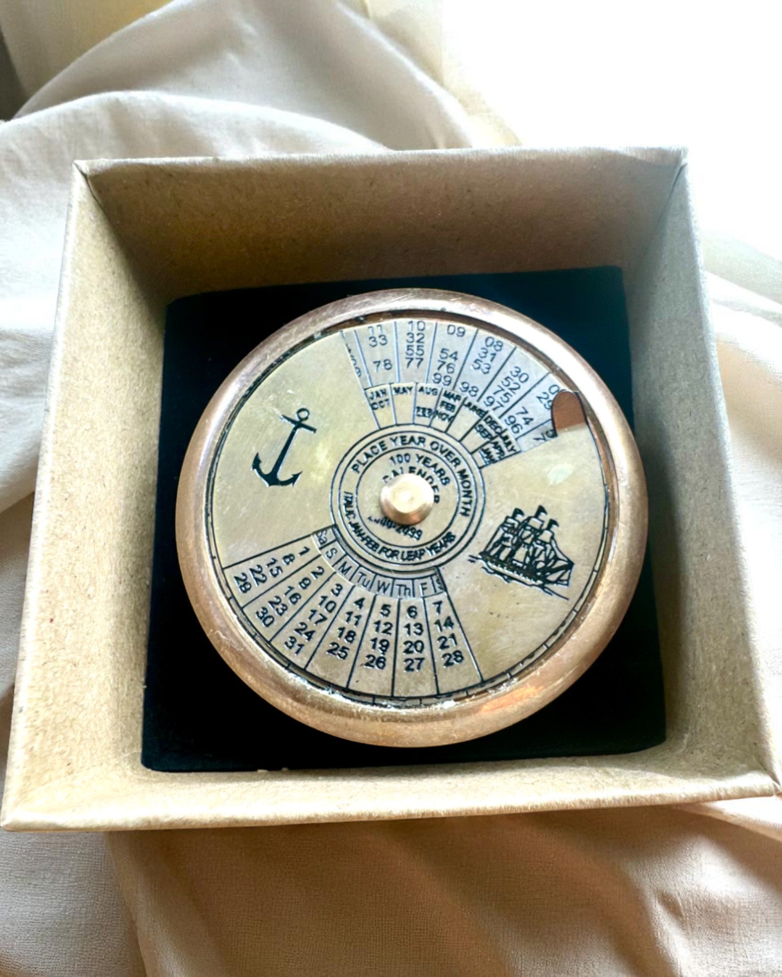 Mini-Kapitänskalender „Navigator“ – Messingdekoration mit dem Geist der Seefahrt, Gravuroption als Geschenk, 5 cm Durchmesser