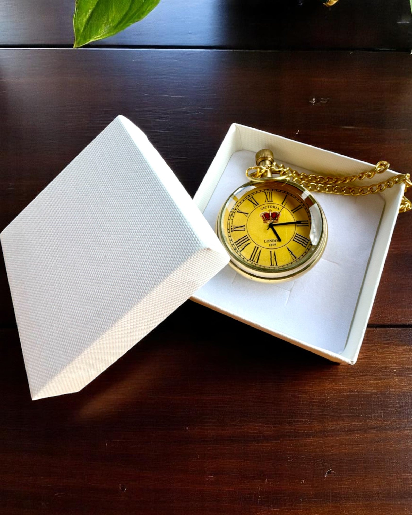 Taschenuhr „Victoria Crown“ – Messing, handgefertigt in Indien, 5 cm Breite, japanisches Uhrwerk, Möglichkeit zur Personalisierung mit Gravur als Geschenk