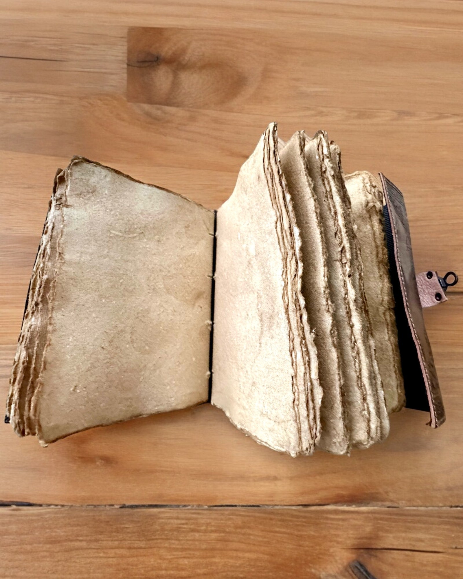 Premium Tagebuch, Antikes Muster, Leder-Notizbuch "Magische Chronik" 200 Seiten, 2 Varianten zur Auswahl, Personalisierung mit Gravur