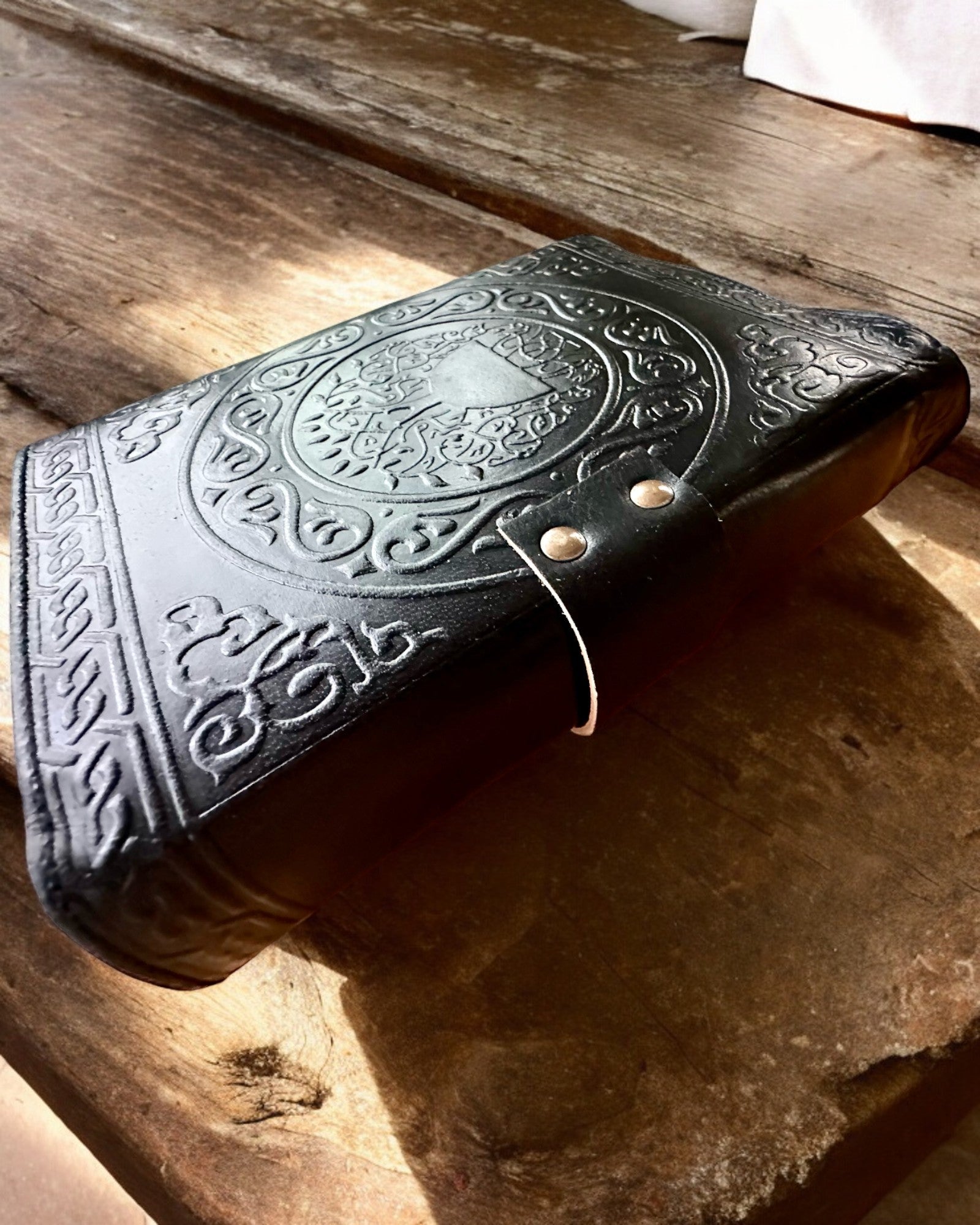 Premium Tagebuch, Antikes Muster, Leder-Notizbuch "Magische Chronik" 200 Seiten, 2 Varianten zur Auswahl, Personalisierung mit Gravur