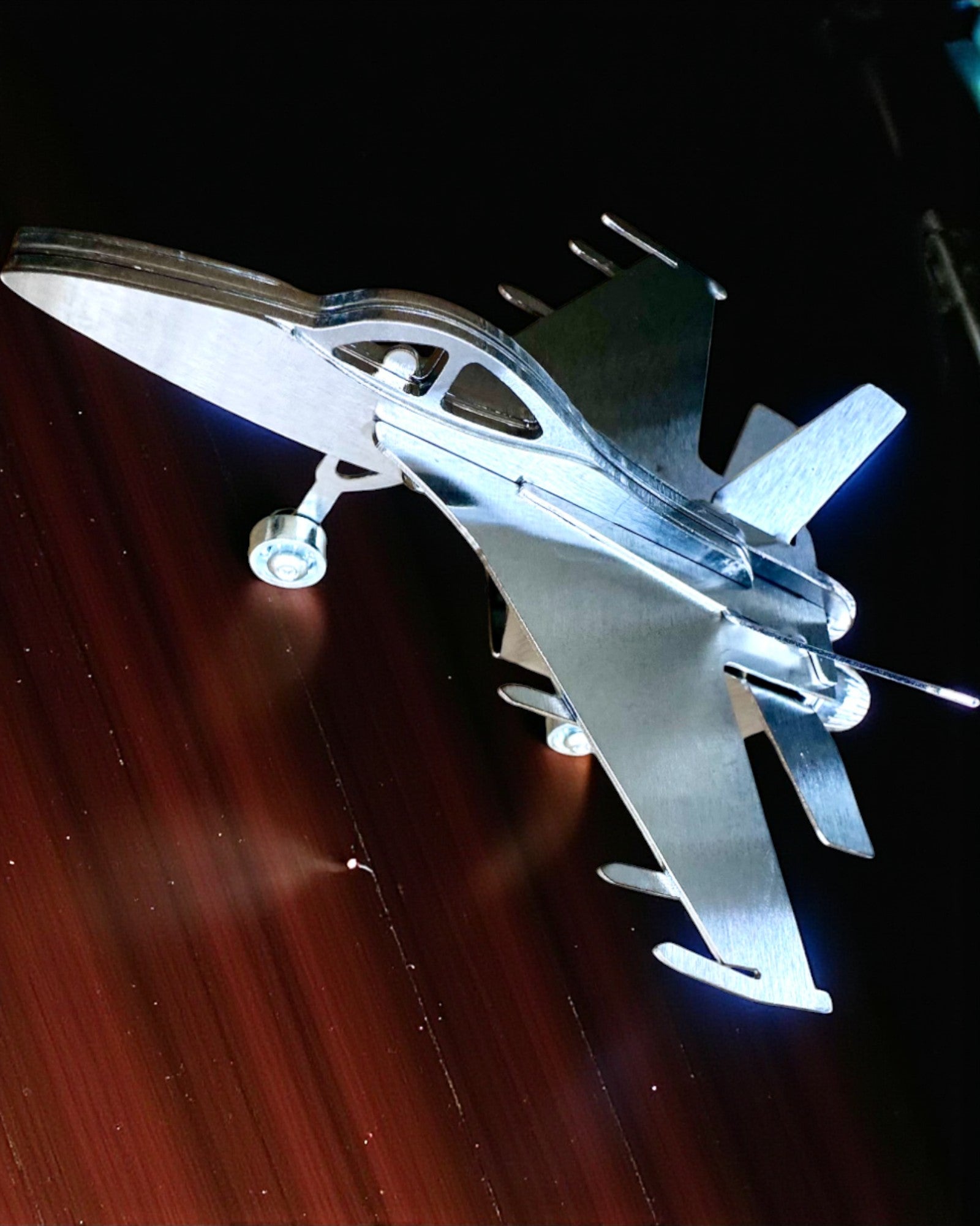 Metallmodell des Jagdflugzeugs „SkyRaptor“ – rostfreier Stahl, personalisierte Gravur als Geschenk