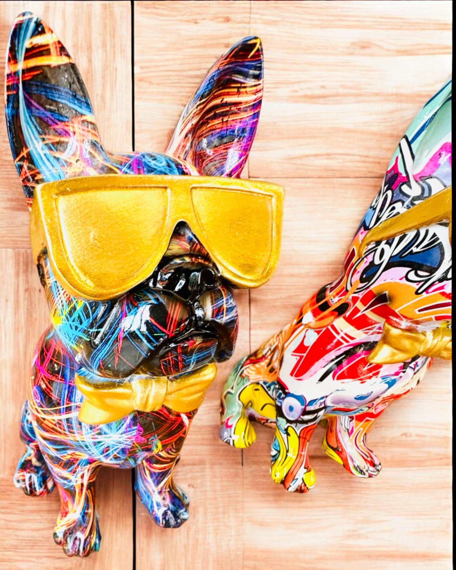 Bunter Bulldogge mit Brille - Einzigartige Innendekoration, dekorative Figur als Geschenk, Personalisierung mit Gravur