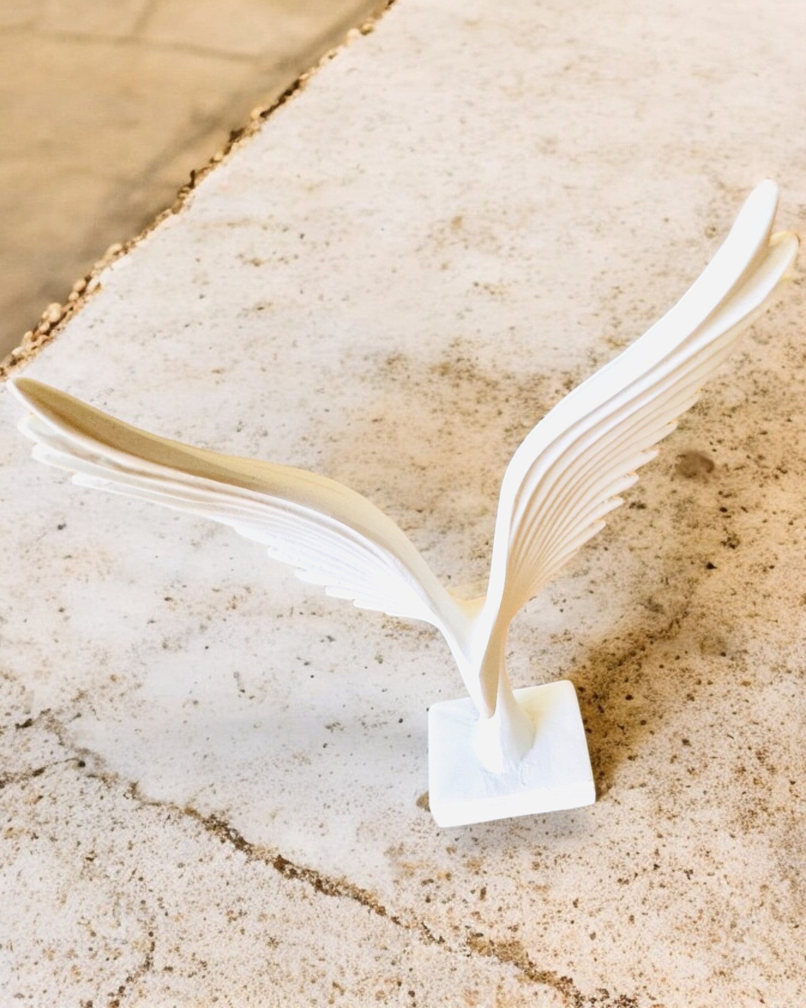 Elegante Engelsflügel-Figur 15 cm hoch – "Geflügelte Wächter", personalisierbar mit Gravur als Geschenk, Personalisierung, 2 Farbvarianten