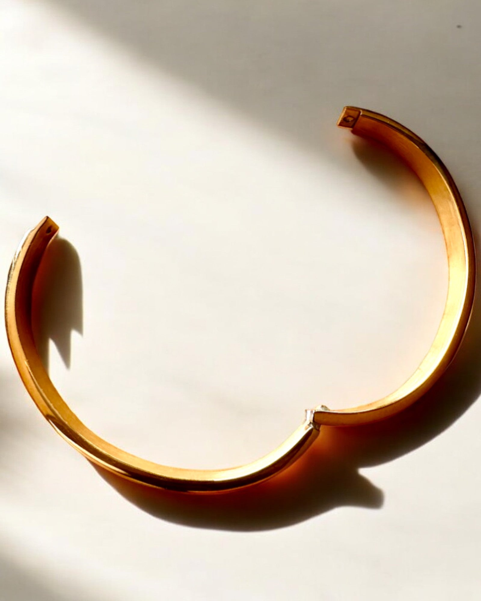 Armband "Zeit der Eleganz" - Farbe Gold Edelstahl mit römischen Ziffern, Personalisierung mit Gravur möglich