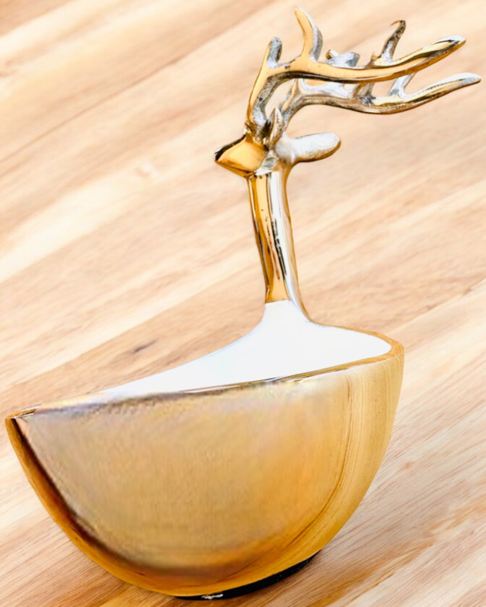 Elegante Schale Gehörnte Schönheit – Handarbeit aus Indien, Personalisierung mit Gravur