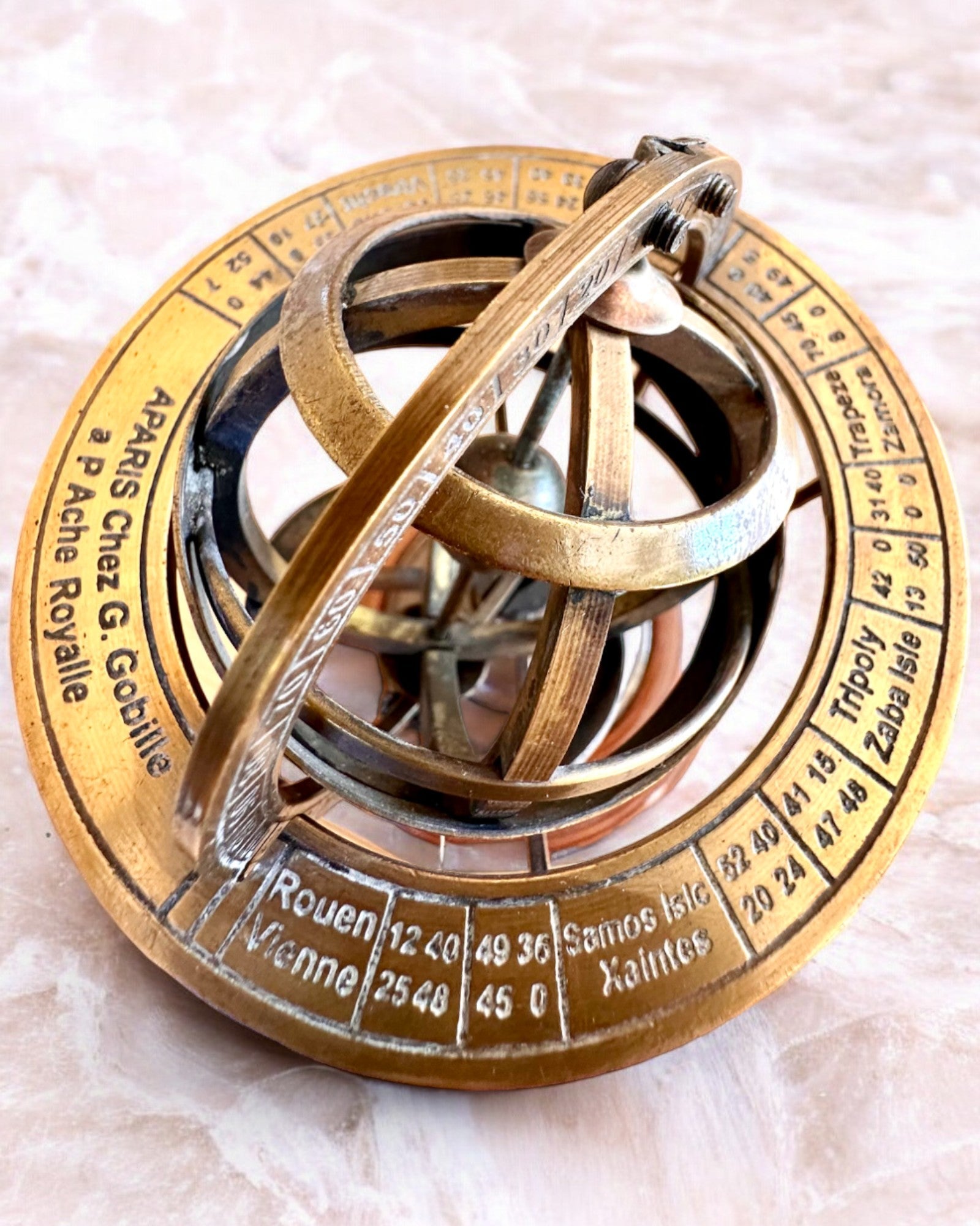 Messingarmillarsphäre „AstroGlobe“ 13 cm hoch, handgefertigt mit Gravuroption, Dekoration für das Büro