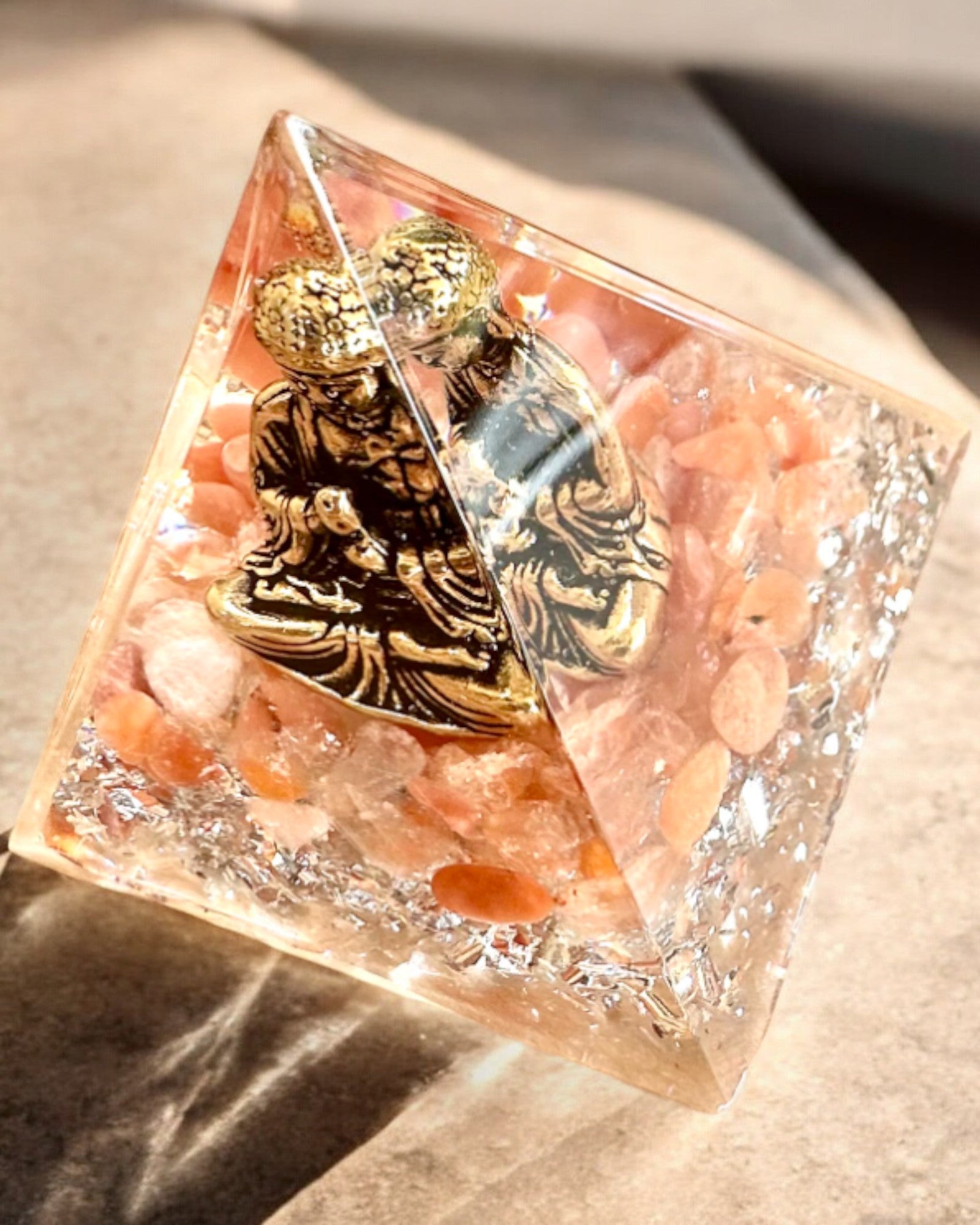 Pyramide "Meditation der Ruhe" mit Edelsteinen