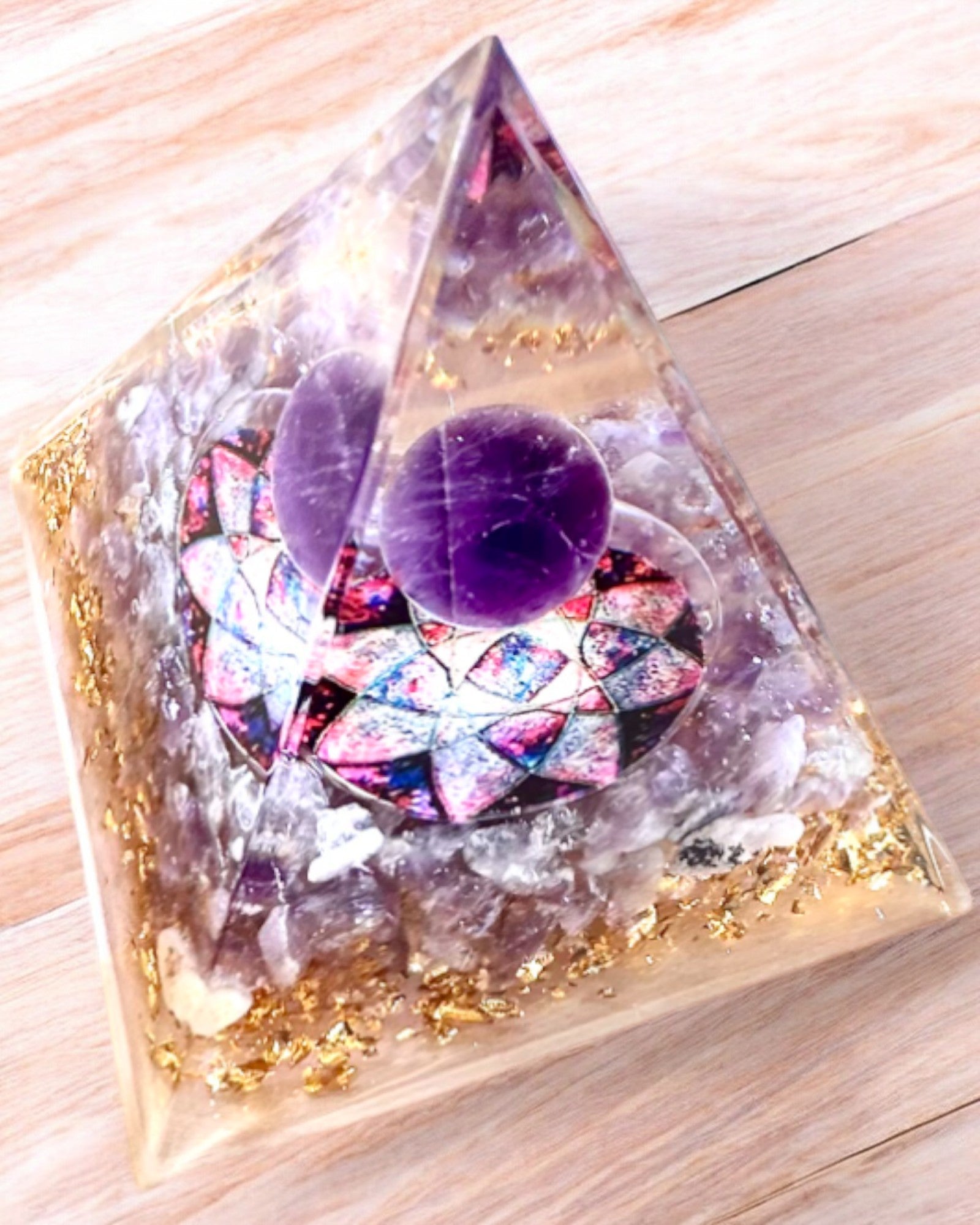 Orgonit-Pyramide "Amethyst Star" mit Amethystkristallen