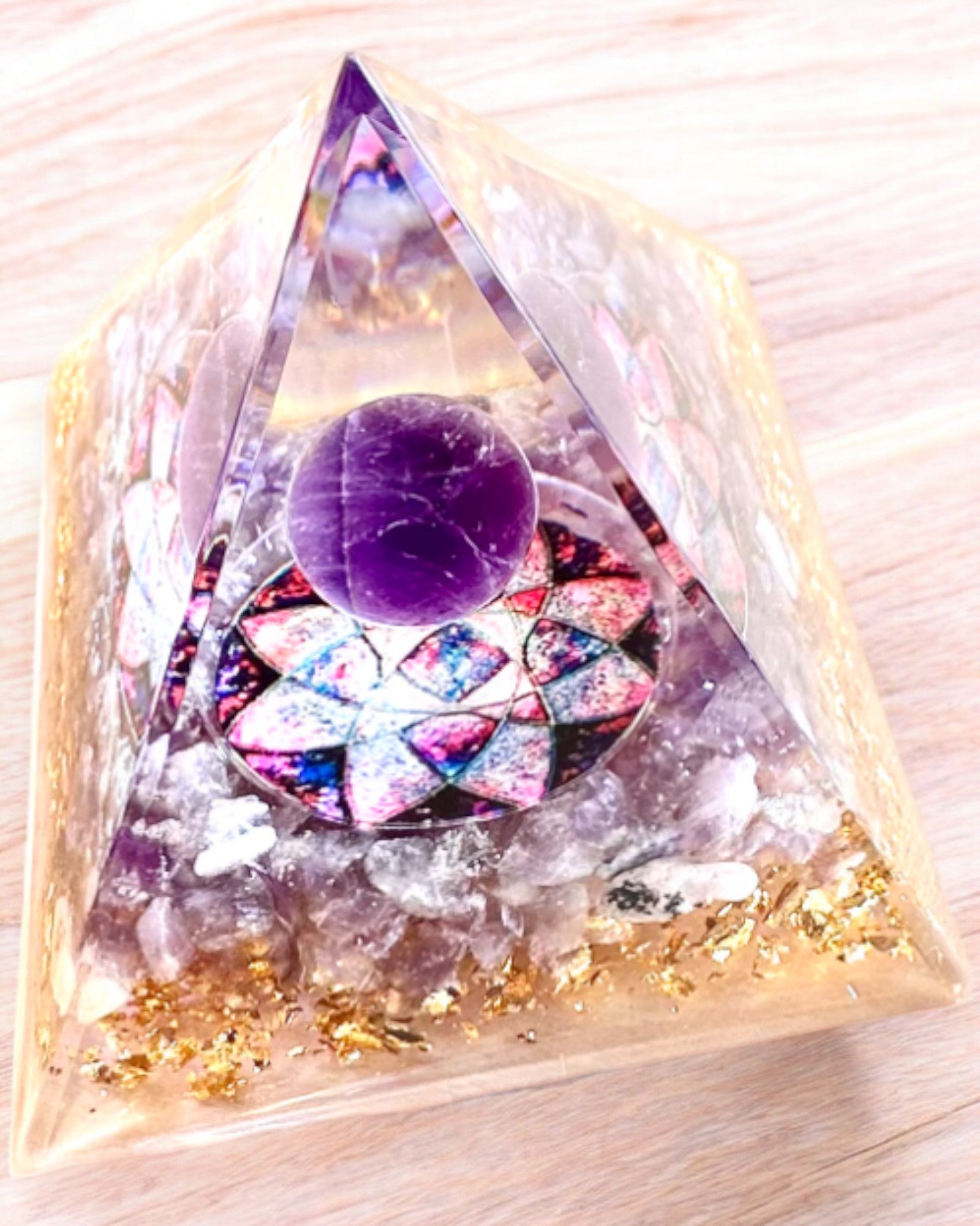 Orgonit-Pyramide "Amethyst Star" mit Amethystkristallen