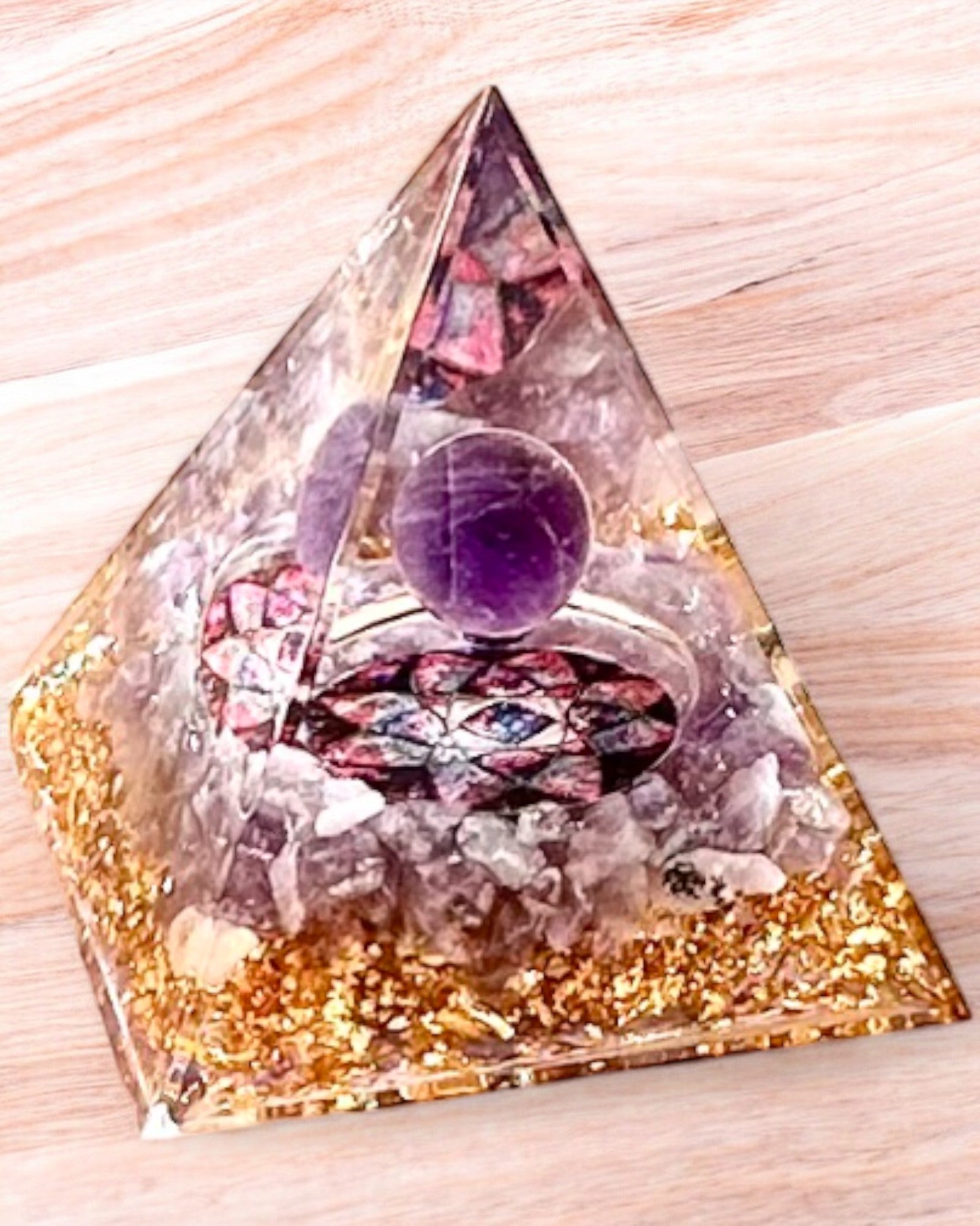 Orgonit-Pyramide "Amethyst Star" mit Amethystkristallen