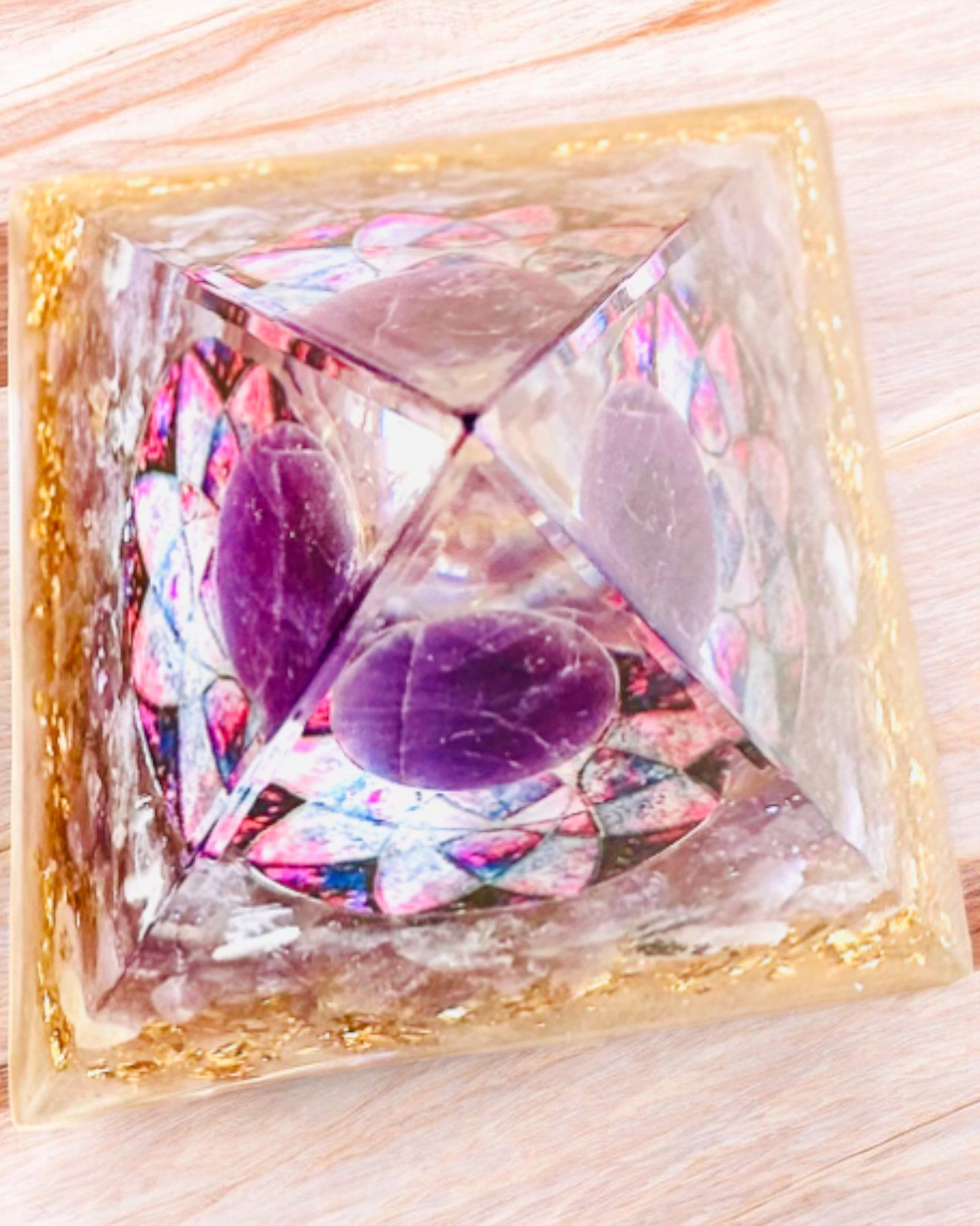 Orgonit-Pyramide "Amethyst Star" mit Amethystkristallen
