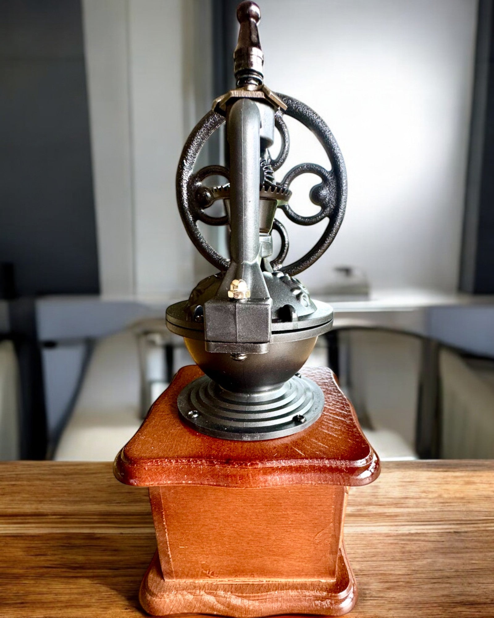 Retro Kaffeemühle „Vintage Café“ 27 cm Höhe, mit der Möglichkeit der Personalisierung durch Gravur als Geschenk