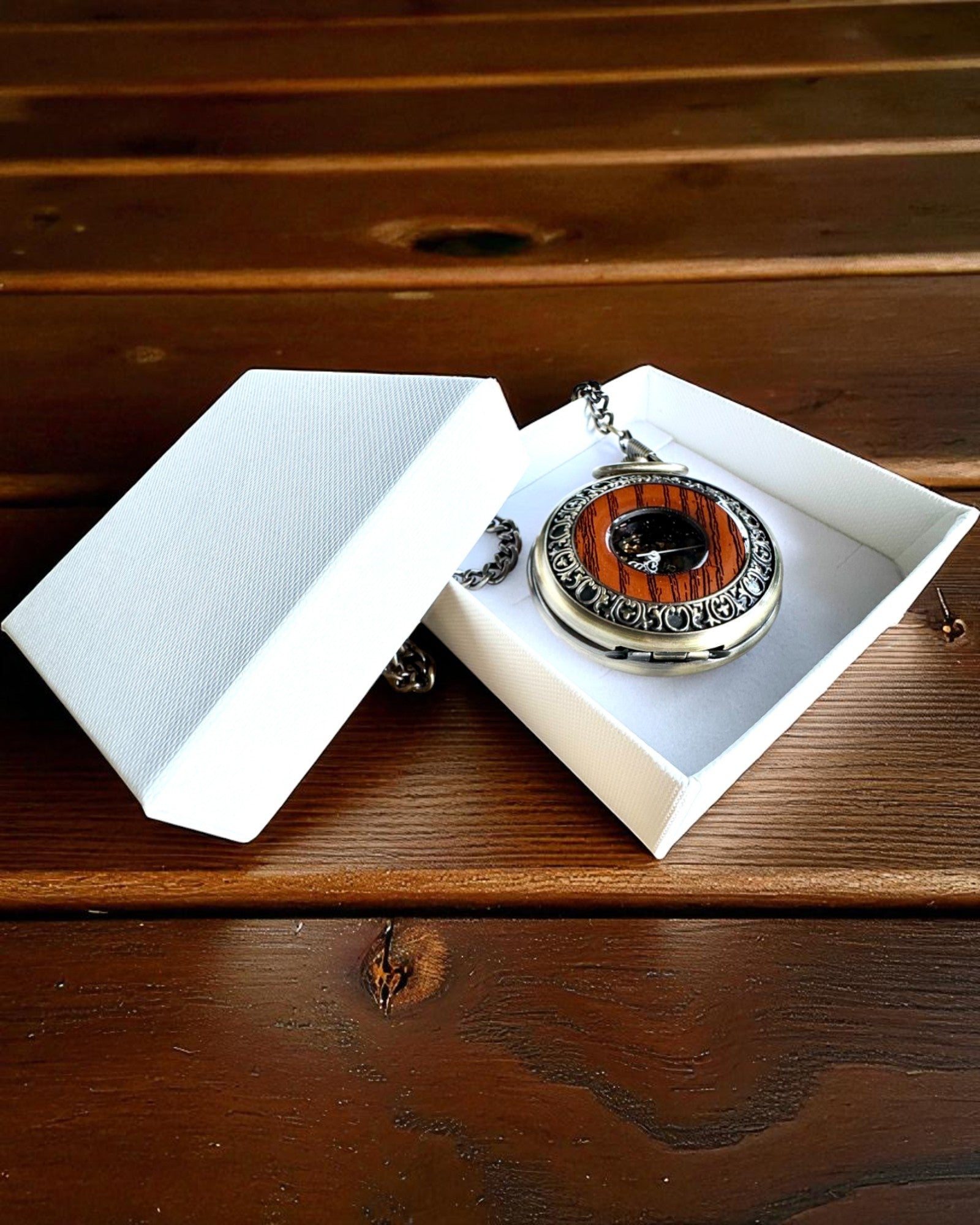 Taschenuhr „Veritas Tempus“ – mechanischer Zeitmesser mit Gravurmöglichkeit als Geschenk, 2 Varianten zur Auswahl