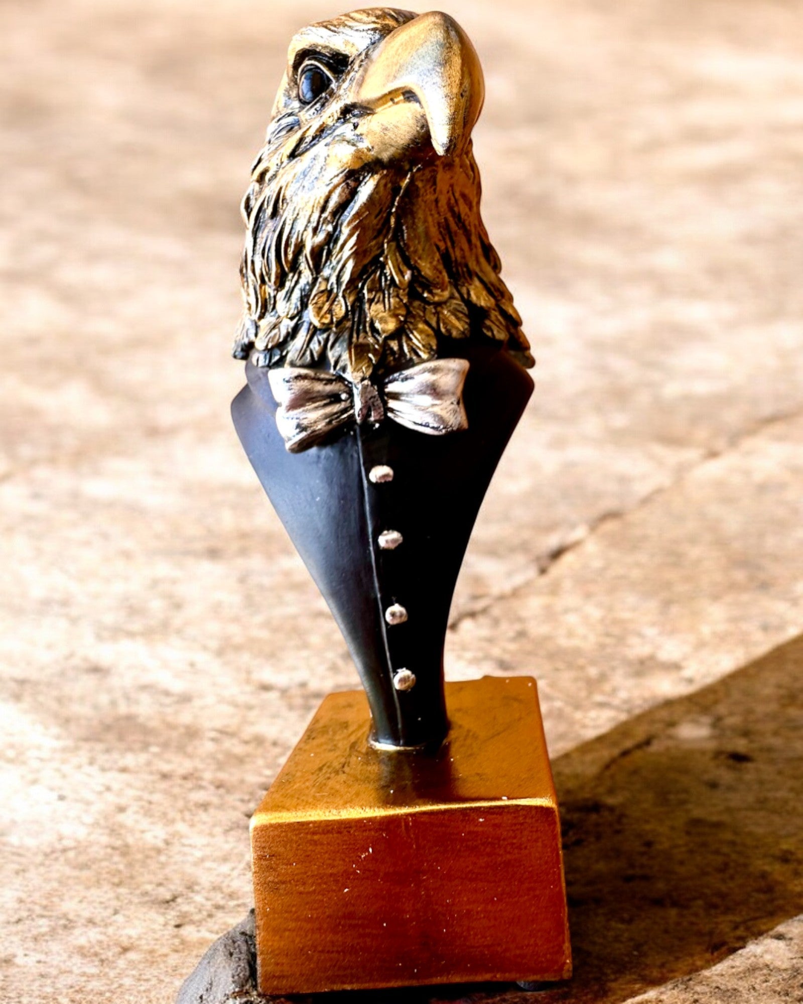 Figur eines Adlerkopfes Büffel Warden – im eleganten Frack mit Gravuroption als Geschenk