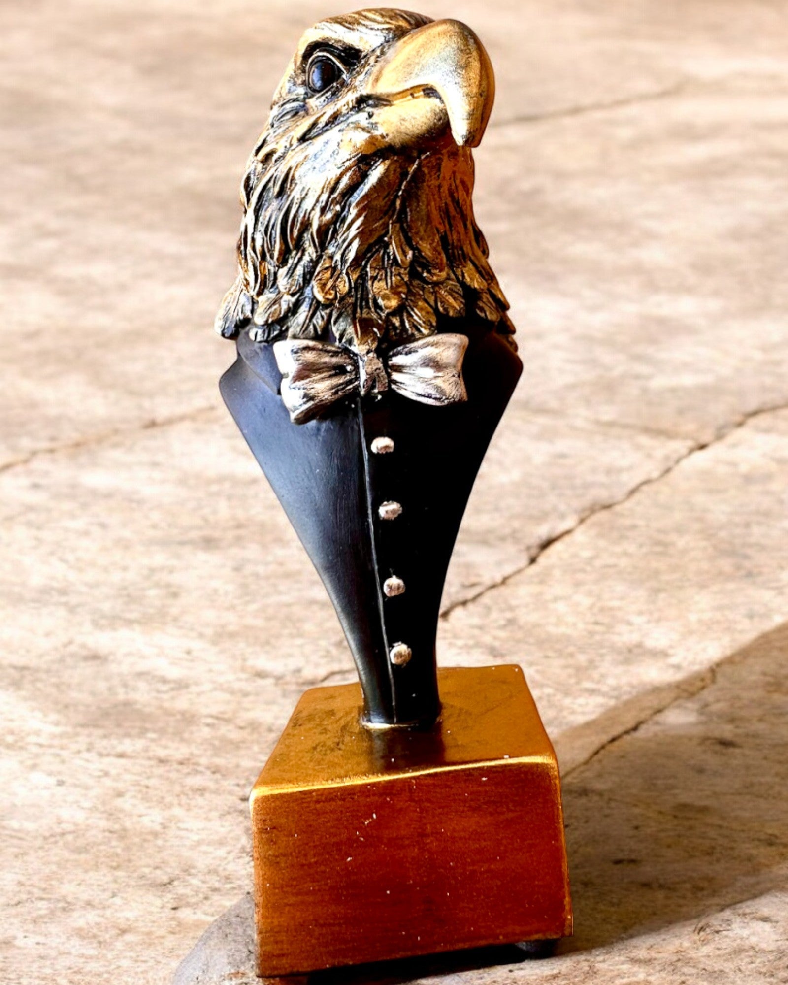 Figur eines Adlerkopfes Büffel Warden – im eleganten Frack mit Gravuroption als Geschenk