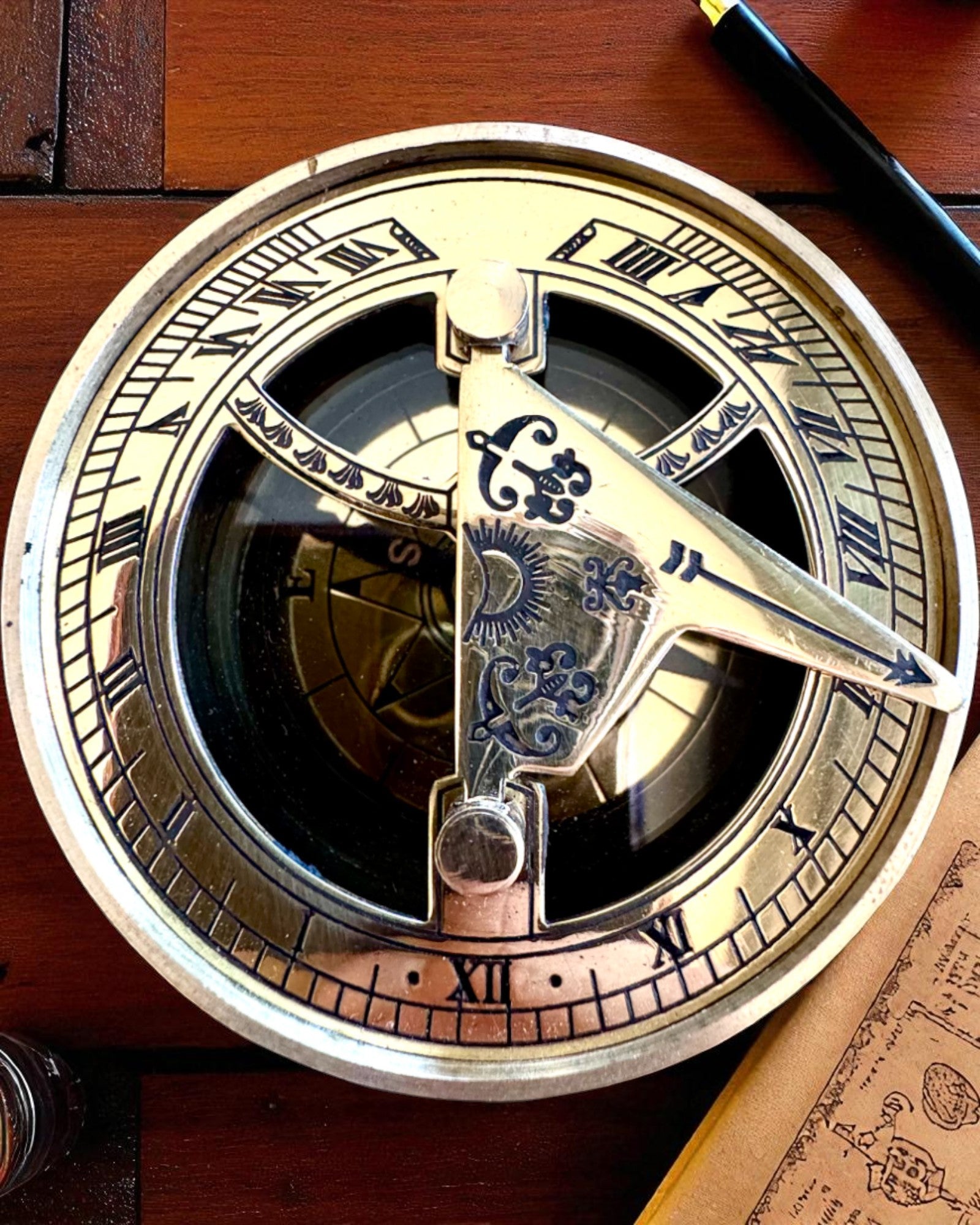 Sonnenuhr Voyager 7cm – Messinguhr mit Kompass, Personalisierung mit Gravur als Geschenk