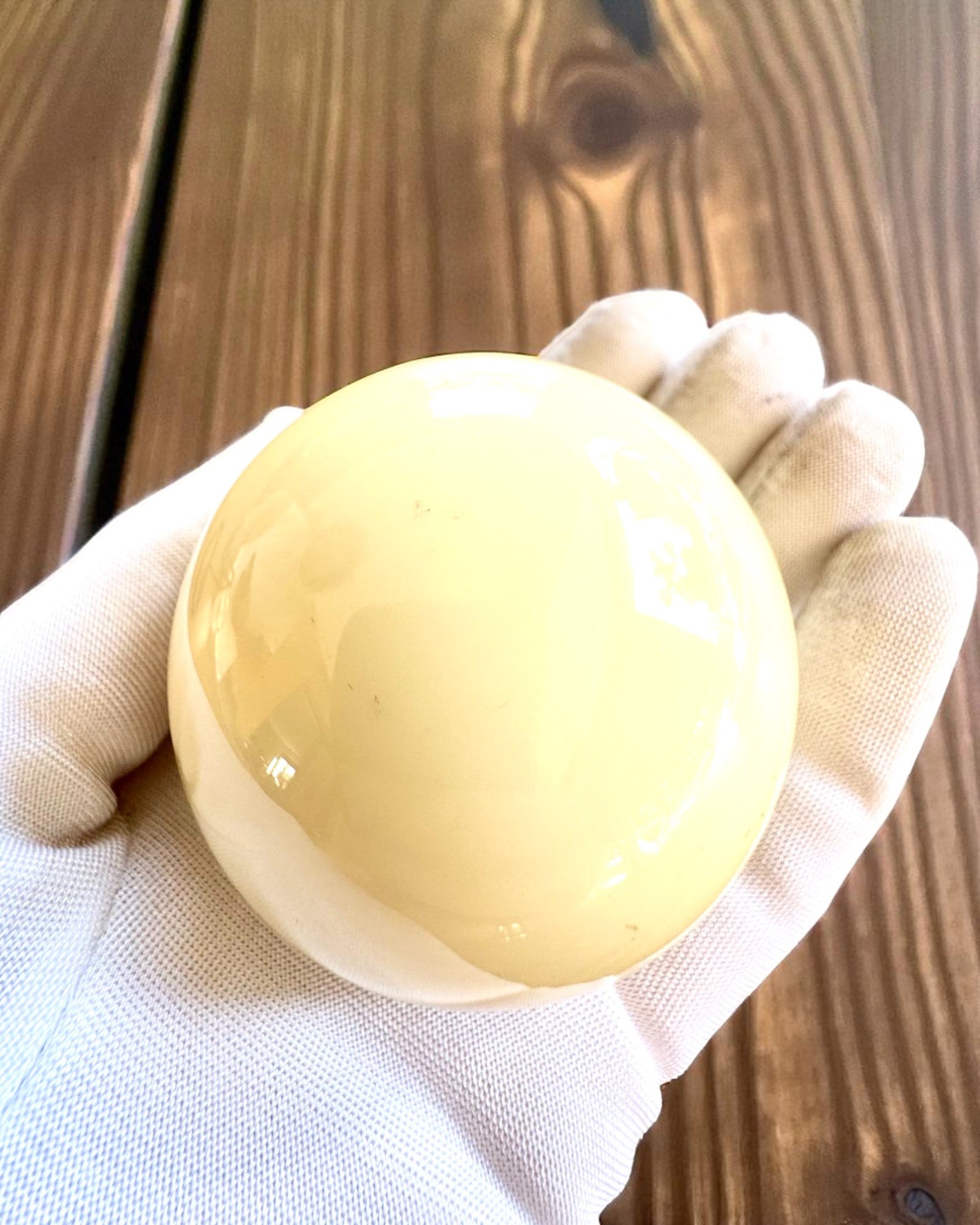 Billardkugel auf Messingständer, Möglichkeit zur Personalisierung mit Gravur als Geschenk