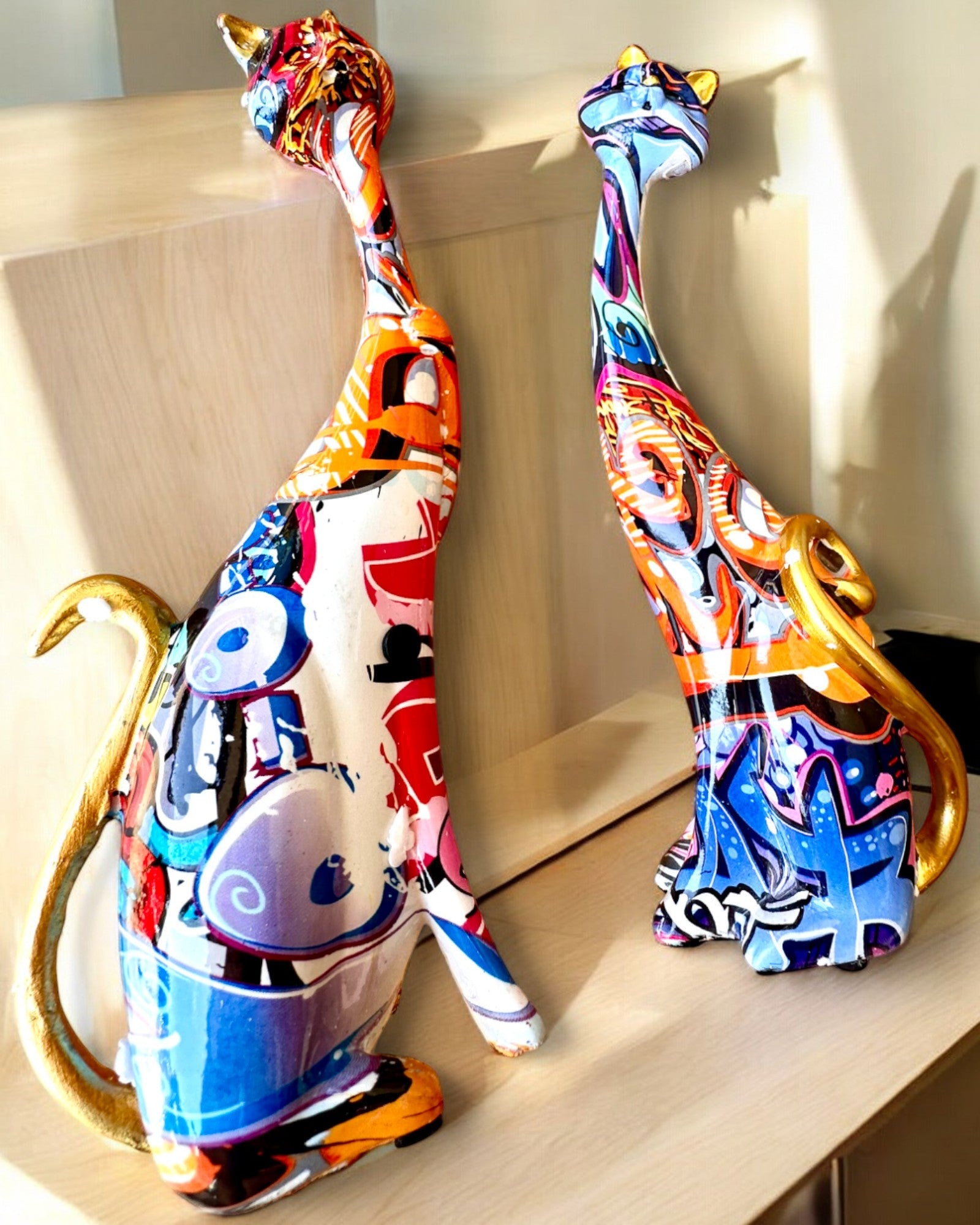 Abstrakte Katzenfiguren "ArtCats", handbemalt, Harz – 25 cm, 2 Stk.