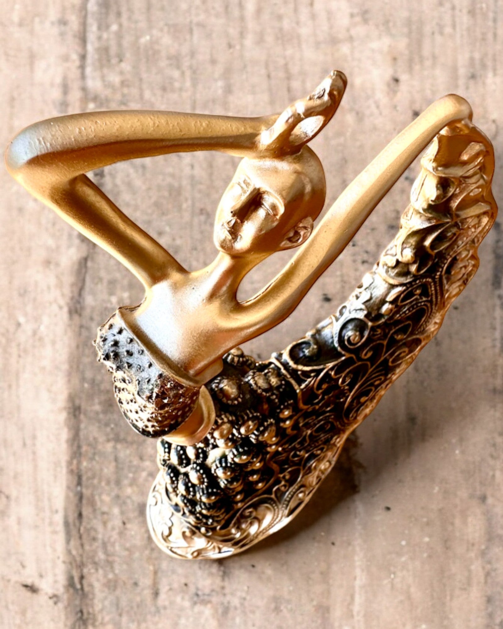 Elegante Skulptur „Tänzerin des Goldenen Glanzes“, 29 cm hoch, mit Gravurmöglichkeit als Geschenk