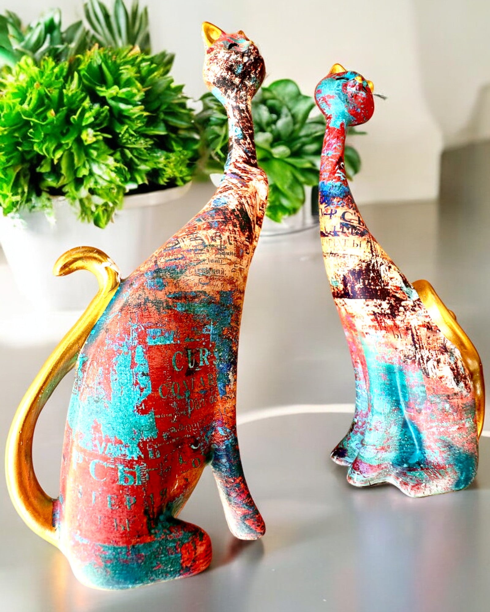 Abstrakte Katzenfiguren "ArtCats", handbemalt, Harz – 25 cm, 2 Stk.