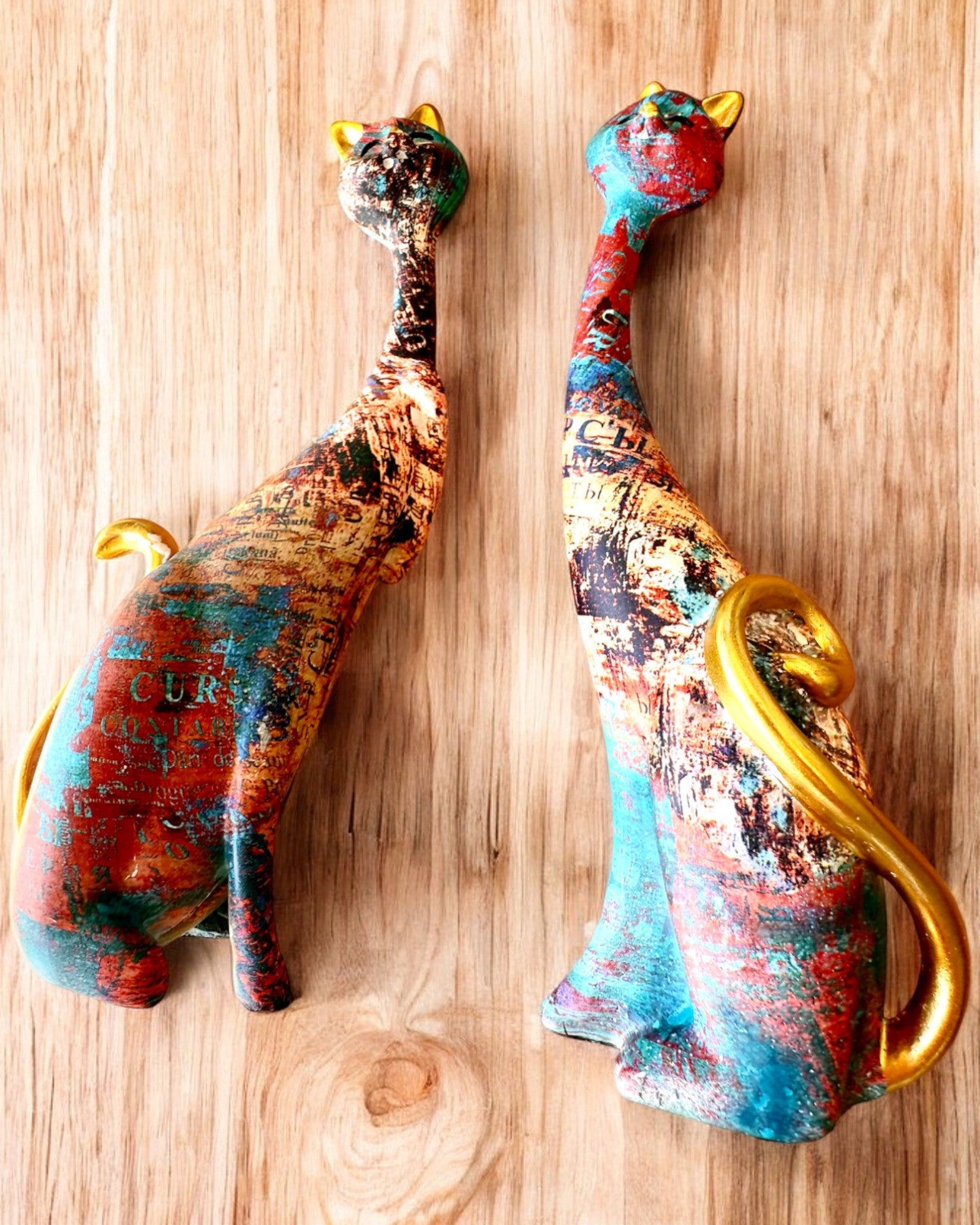 Abstrakte Katzenfiguren "ArtCats", handbemalt, Harz – 25 cm, 2 Stk.