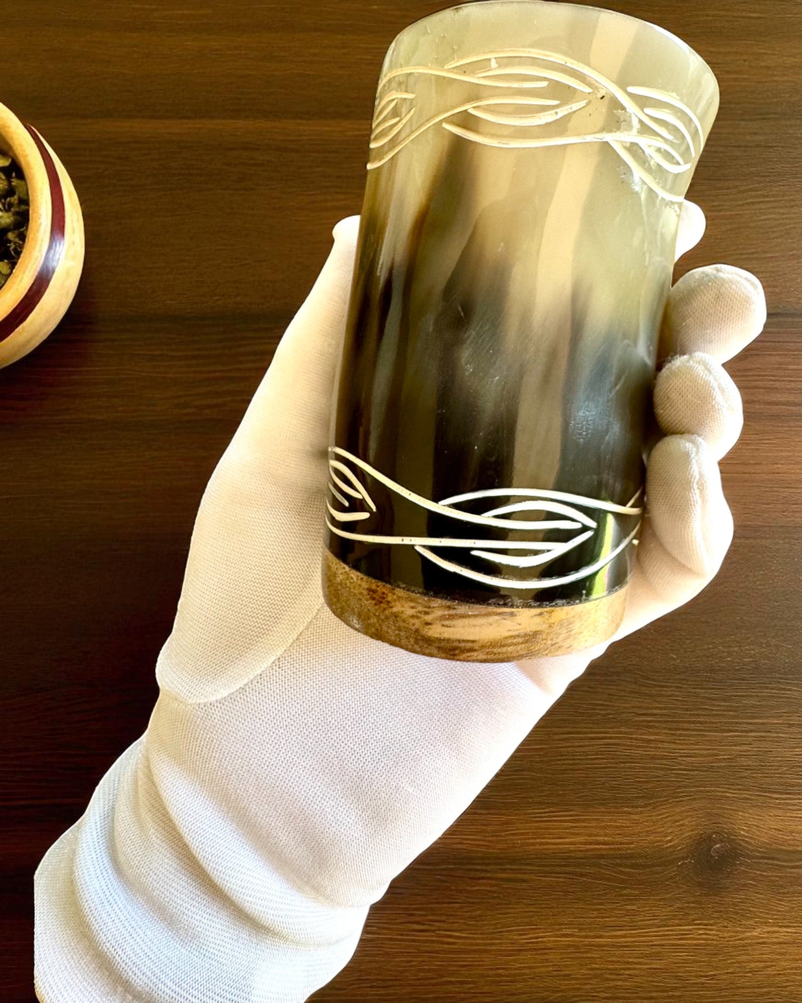 Valknut Handgefertigte kleine Tasse aus Büffelhorn mit nordischen Symbolen, Möglichkeit zur Personalisierung als Geschenk mit Gravur