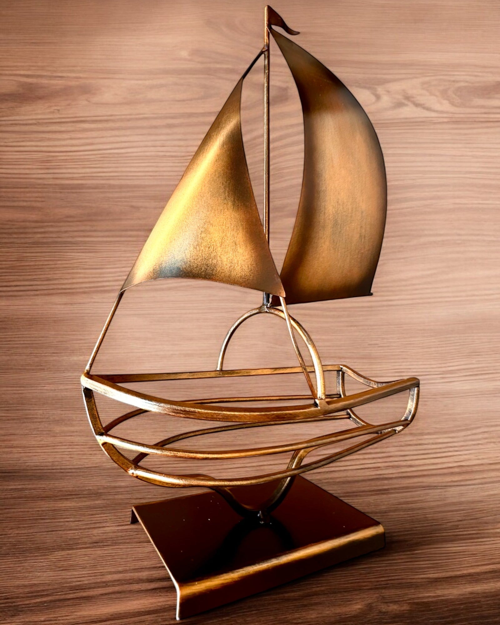 Metall-Weinregal 45 cm hoch, "Seglerfantasie" - in Form eines Segelschiffs mit Gravurmöglichkeit als Geschenk