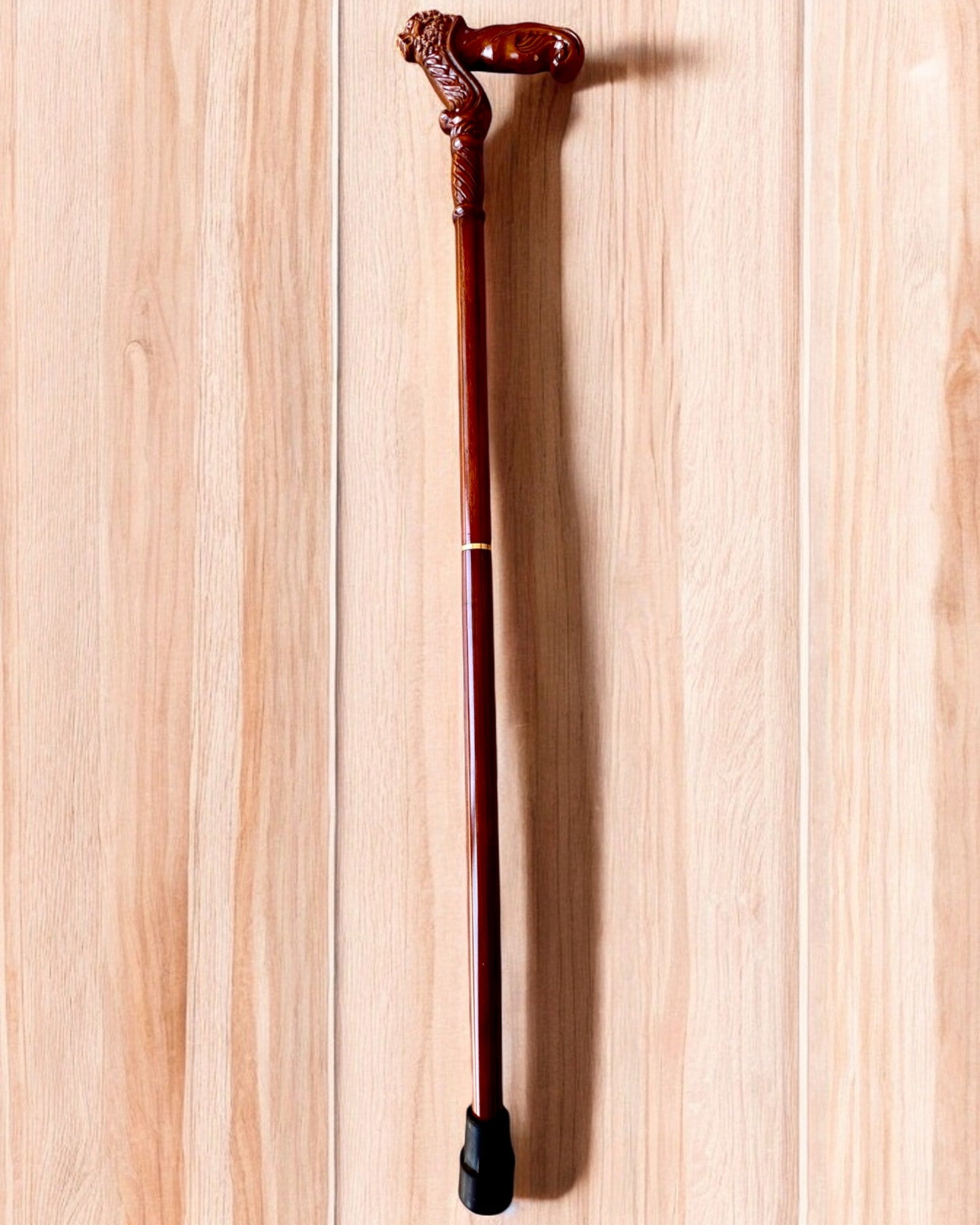 Spazierstock 'König des Dschungels', aus Holz, mit Möglichkeit zur Personalisierung durch Gravur