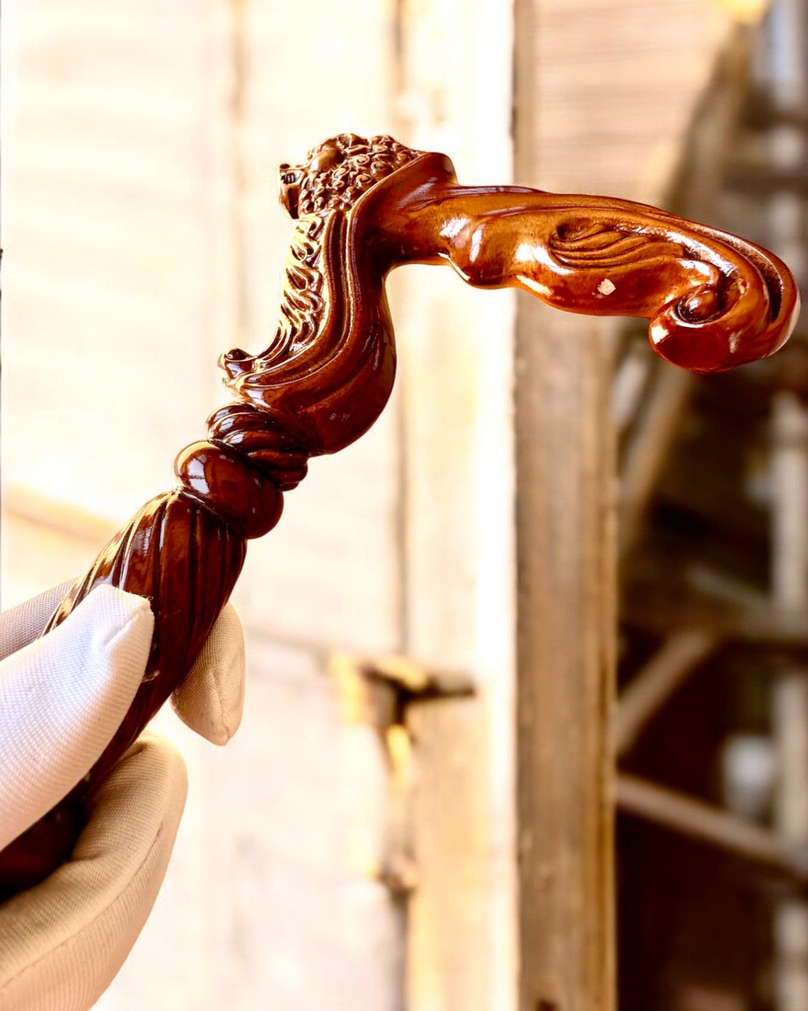 Spazierstock 'König des Dschungels', aus Holz, mit Möglichkeit zur Personalisierung durch Gravur