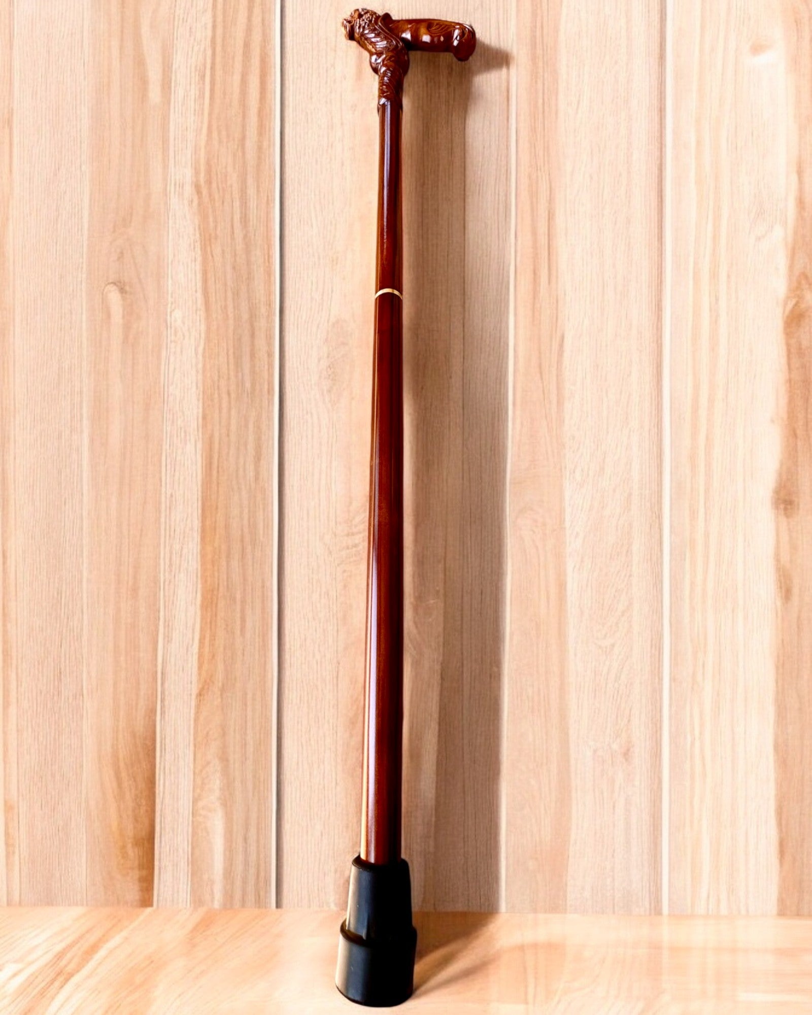 Spazierstock 'König des Dschungels', aus Holz, mit Möglichkeit zur Personalisierung durch Gravur