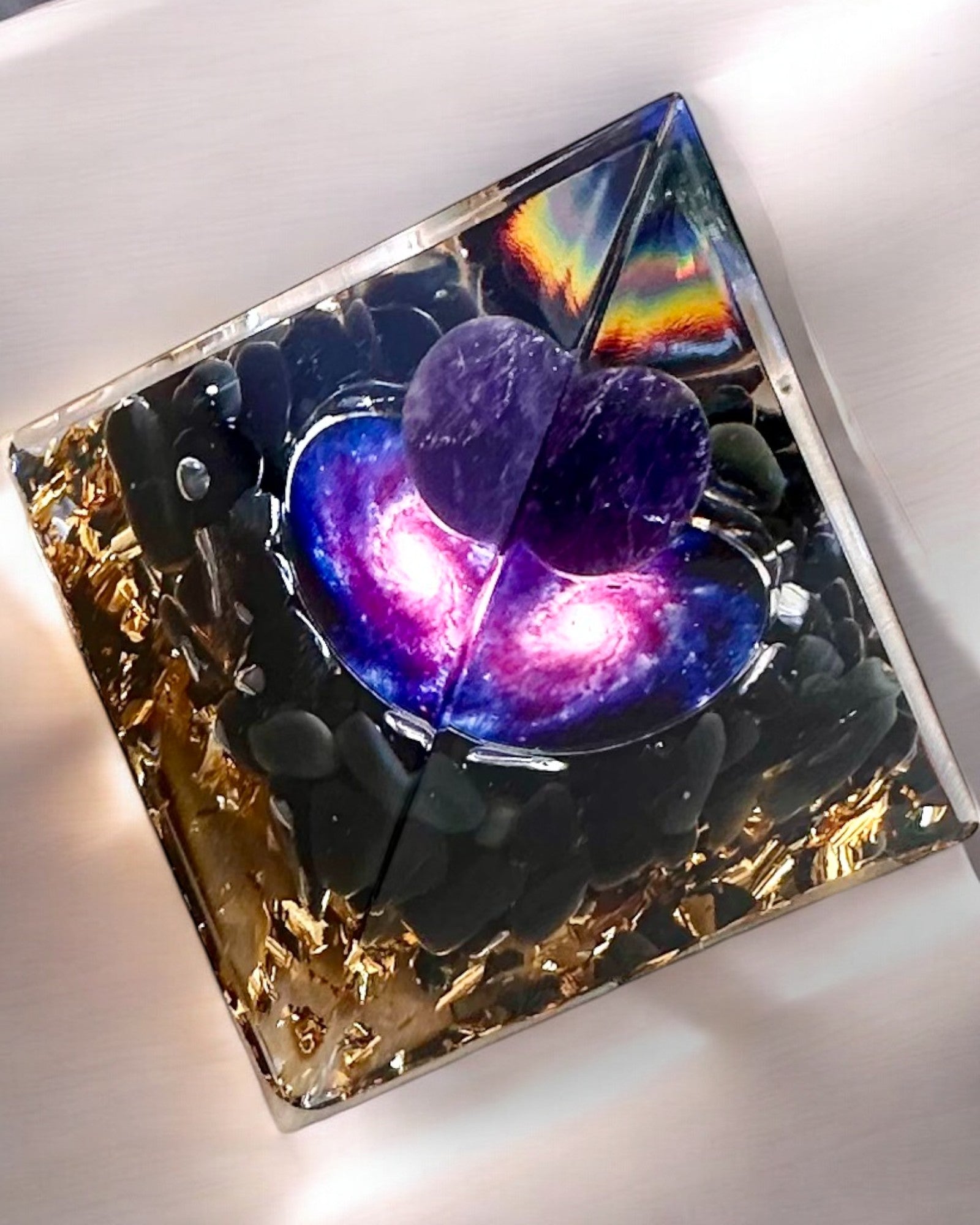 Orgonit-Energiepyramide der Kosmischen Energie - Amulett mit Amethyst und Spänen