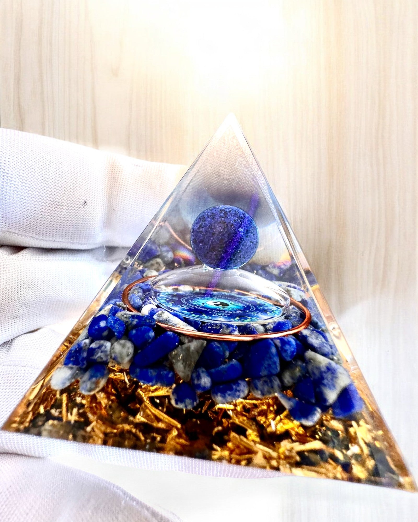 Orgonit-Energiepyramide "Zenith" mit Lapislazuli, ideal als Geschenk