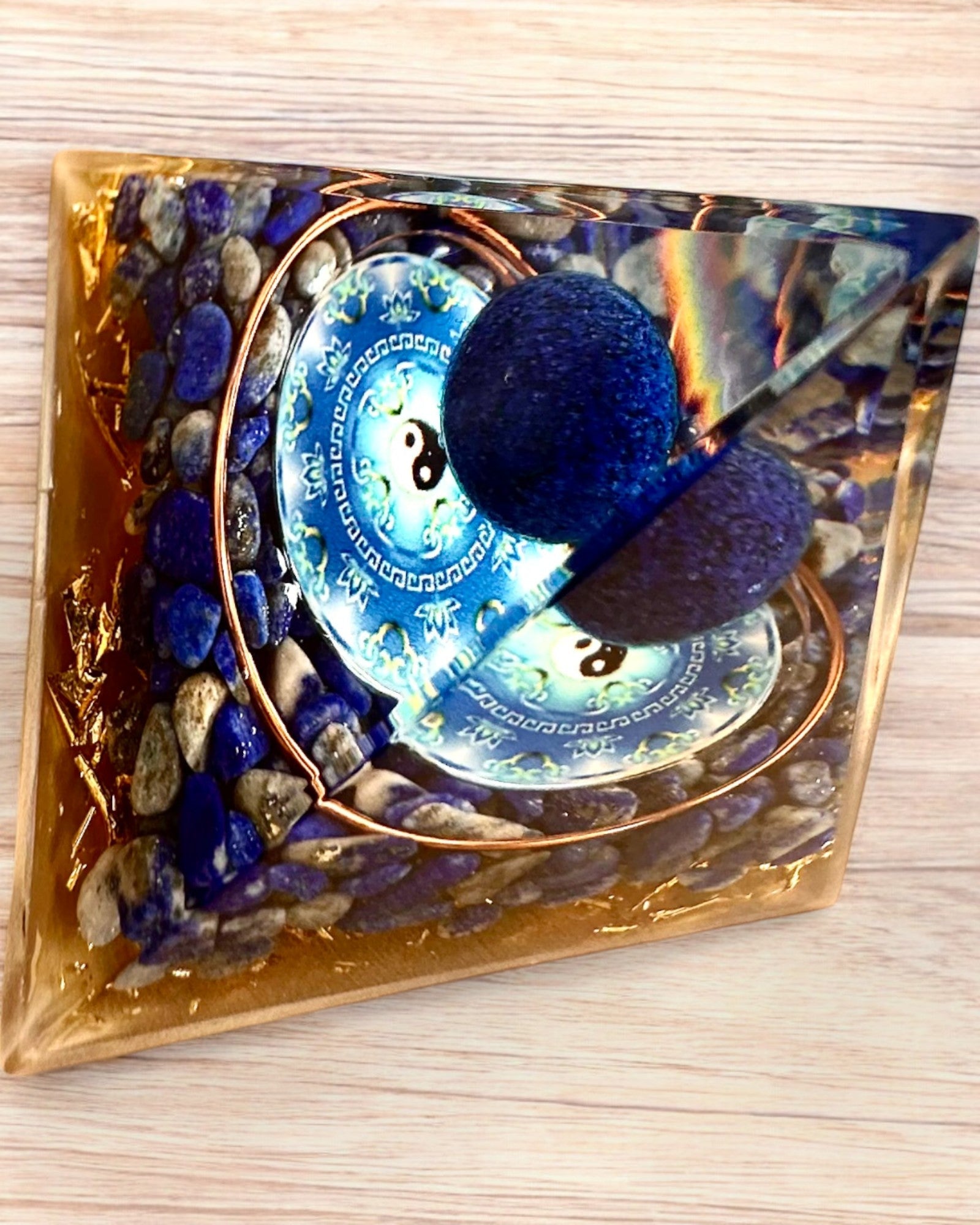 Orgonit-Energiepyramide "Zenith" mit Lapislazuli, ideal als Geschenk