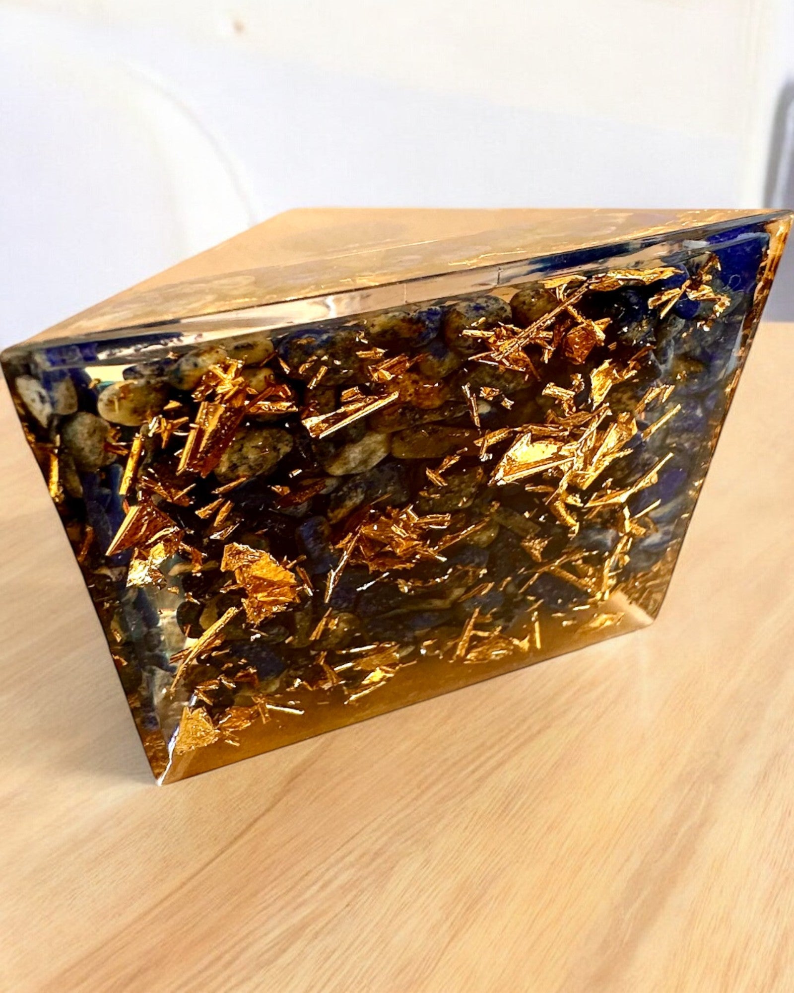 Orgonit-Energiepyramide "Zenith" mit Lapislazuli, ideal als Geschenk