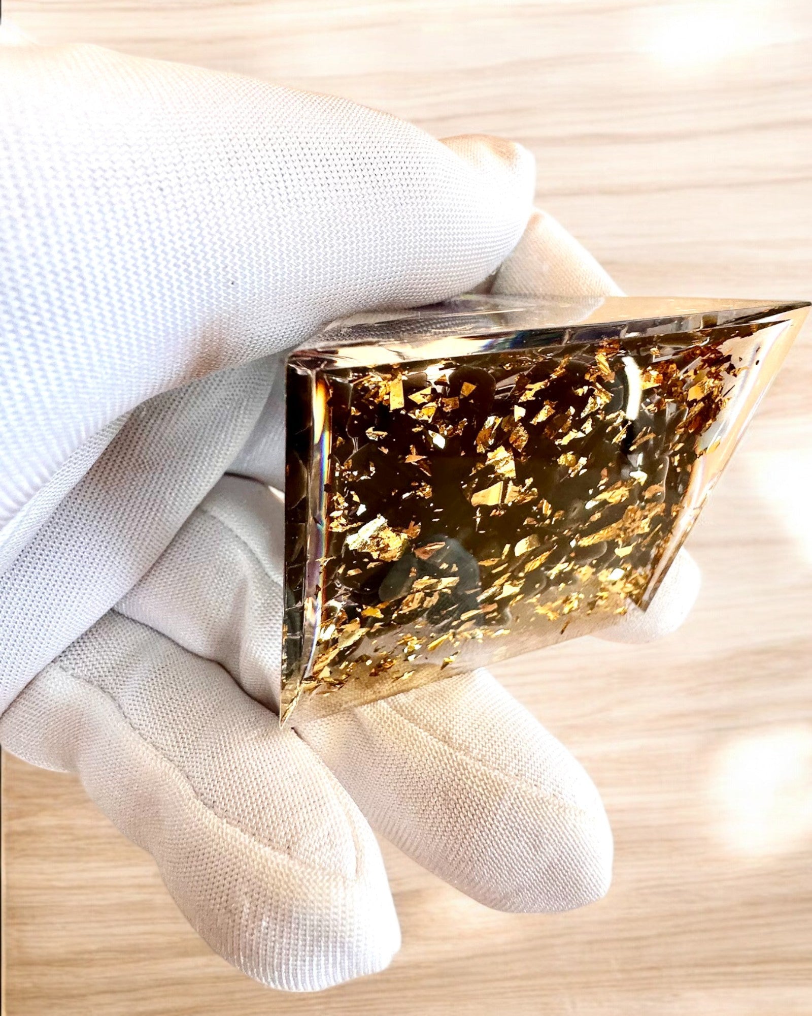 Orgonit-Energiepyramide der Kosmischen Energie - Amulett mit Amethyst und Spänen