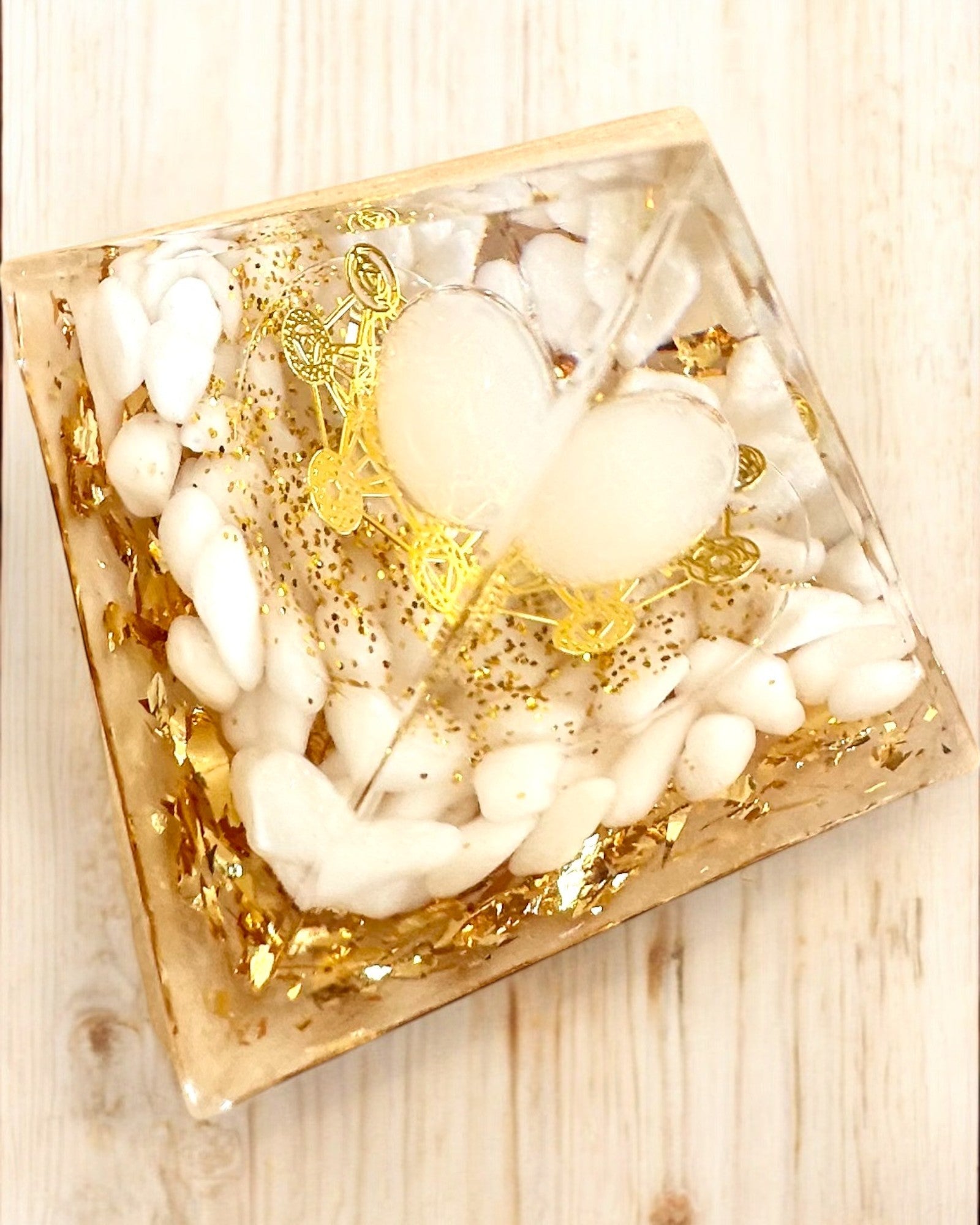 Orgonit-Energiepyramide mit weißen Steinen - "Golden Harmony", ideal als Geschenk