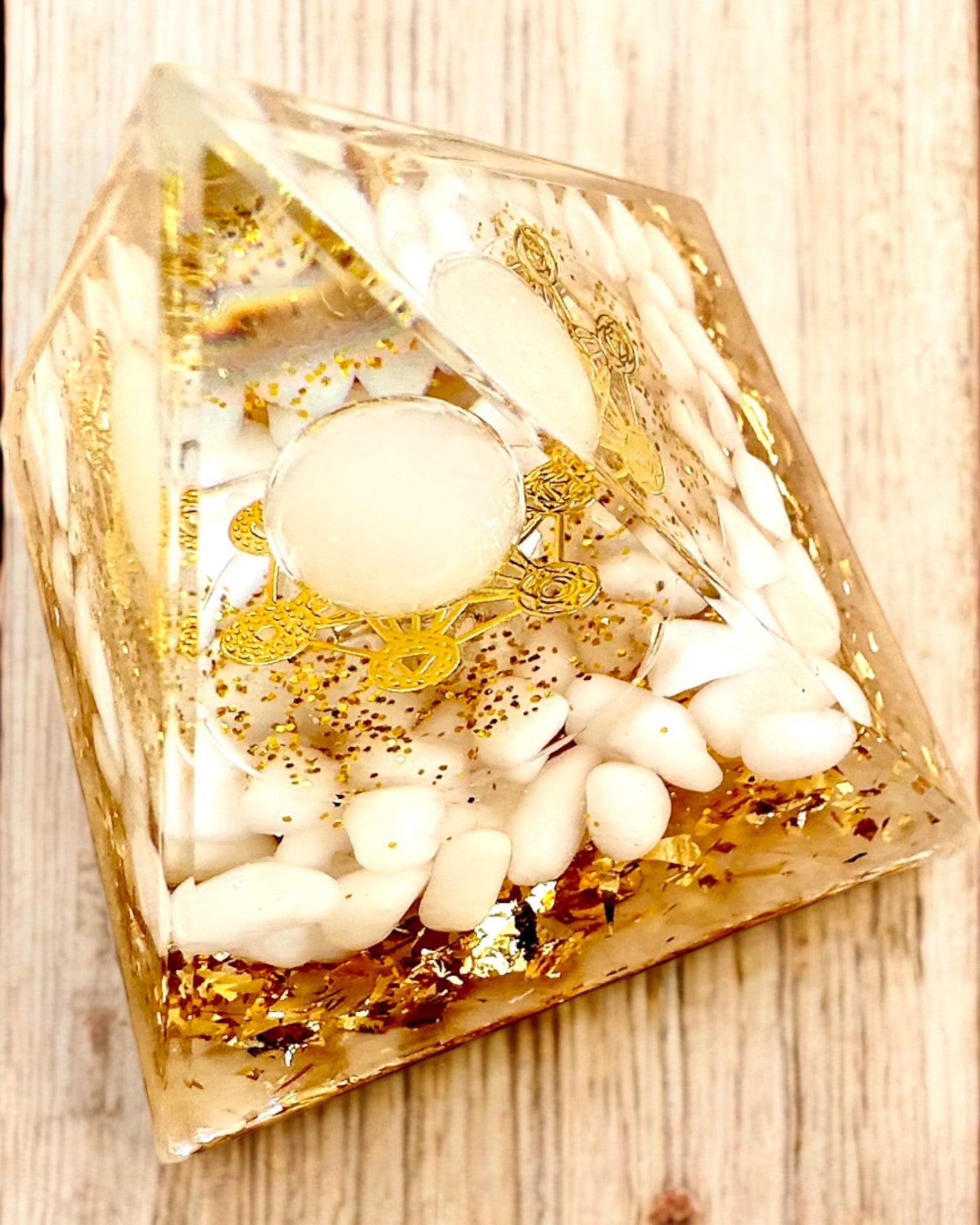 Orgonit-Energiepyramide mit weißen Steinen - "Golden Harmony", ideal als Geschenk