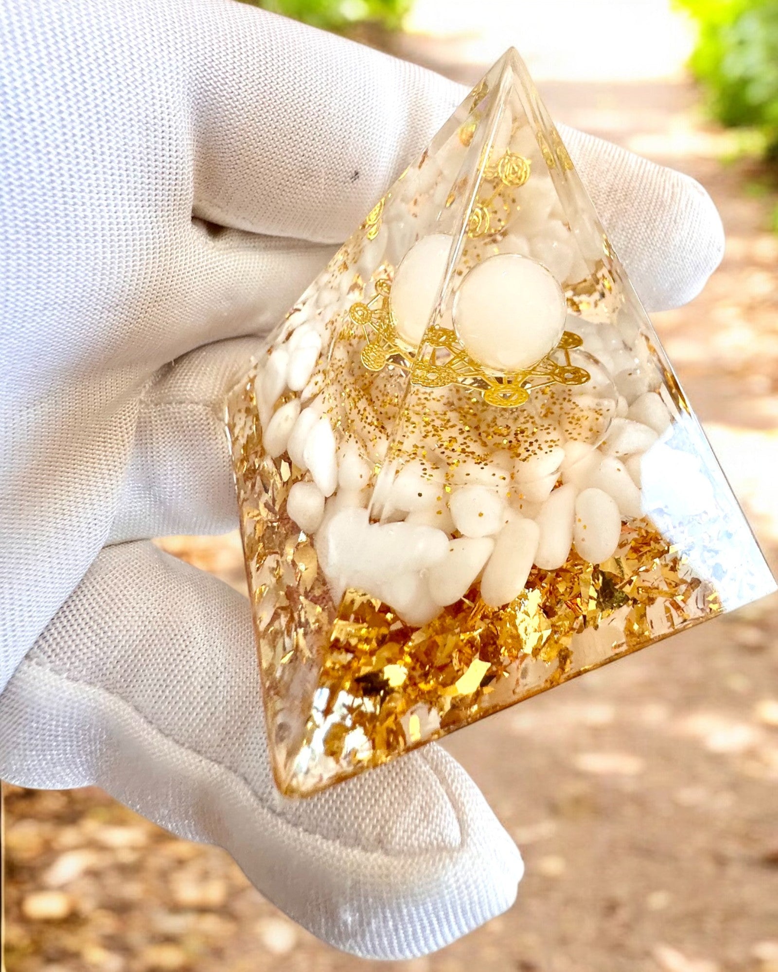 Orgonit-Energiepyramide mit weißen Steinen - "Golden Harmony", ideal als Geschenk