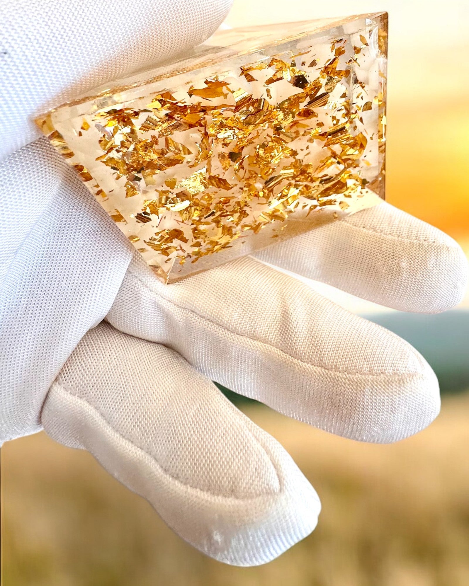 Orgonit-Energiepyramide mit weißen Steinen - "Golden Harmony", ideal als Geschenk