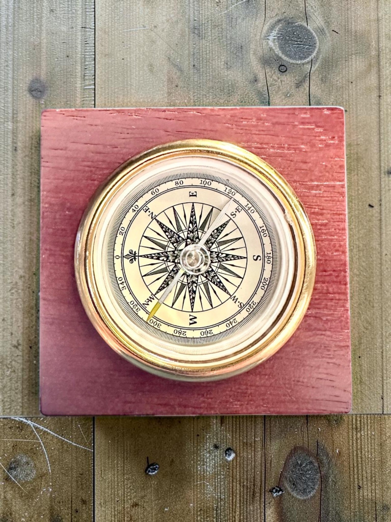 Kompass „Navigator2” - Klassische Eleganz in Messing und Holz, Personalisierung mit Gravur als Geschenk