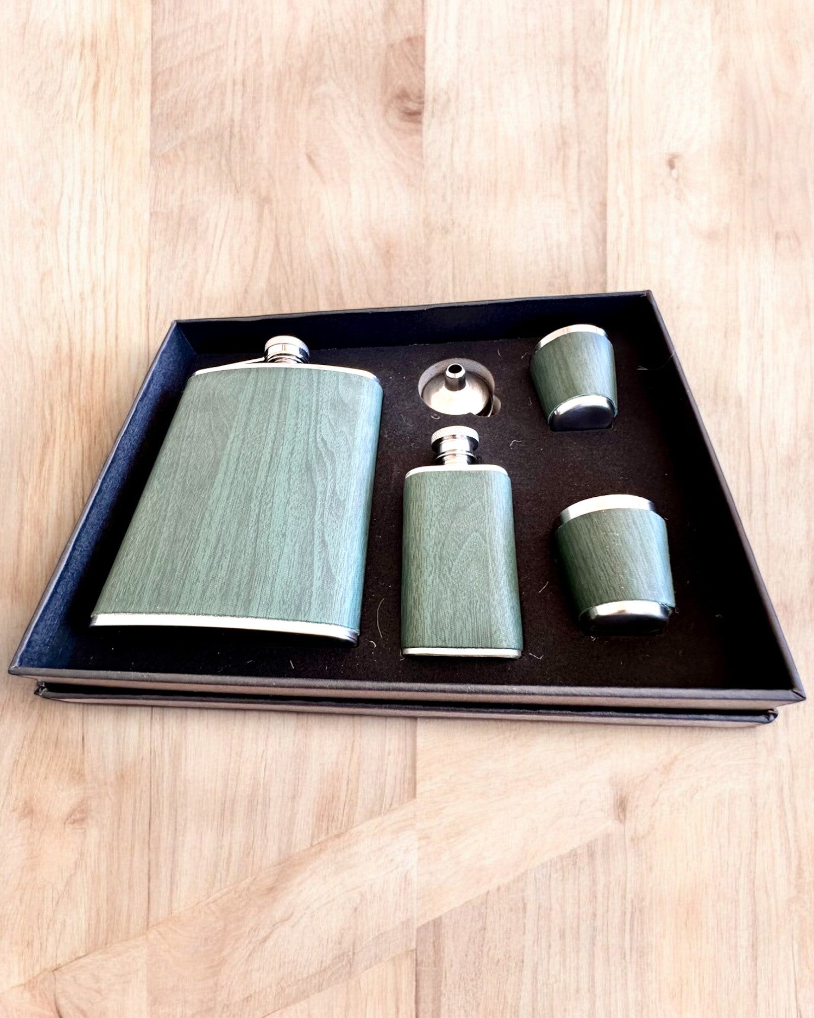 Flachmann-Set mit Gläsern "Forest Spirit", personalisiertes Geschenk mit Gravur