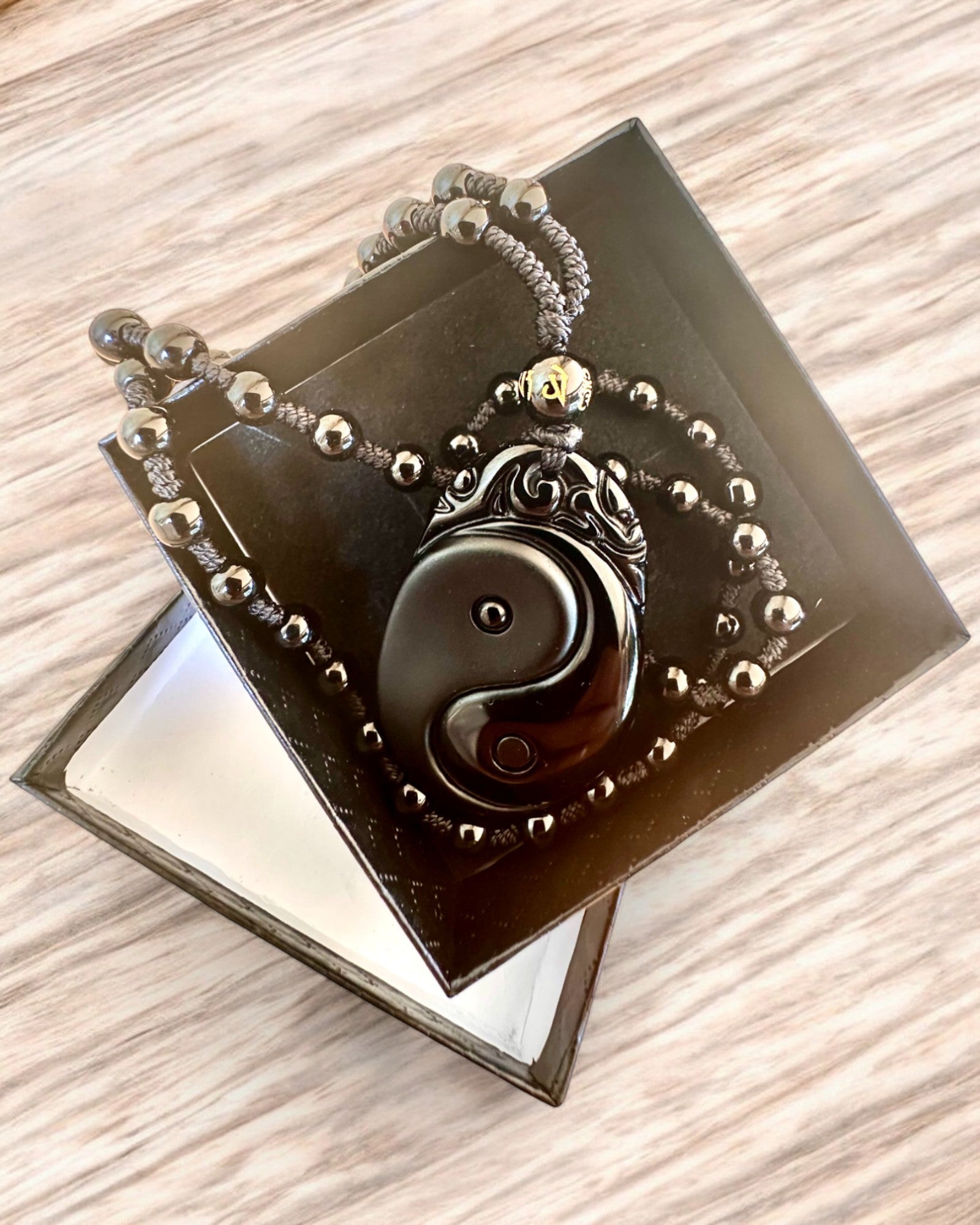 Obsidian Yin Yang Amulett mit Gravur - Harmonie und Schutz, personalisierte Gravur als Geschenk