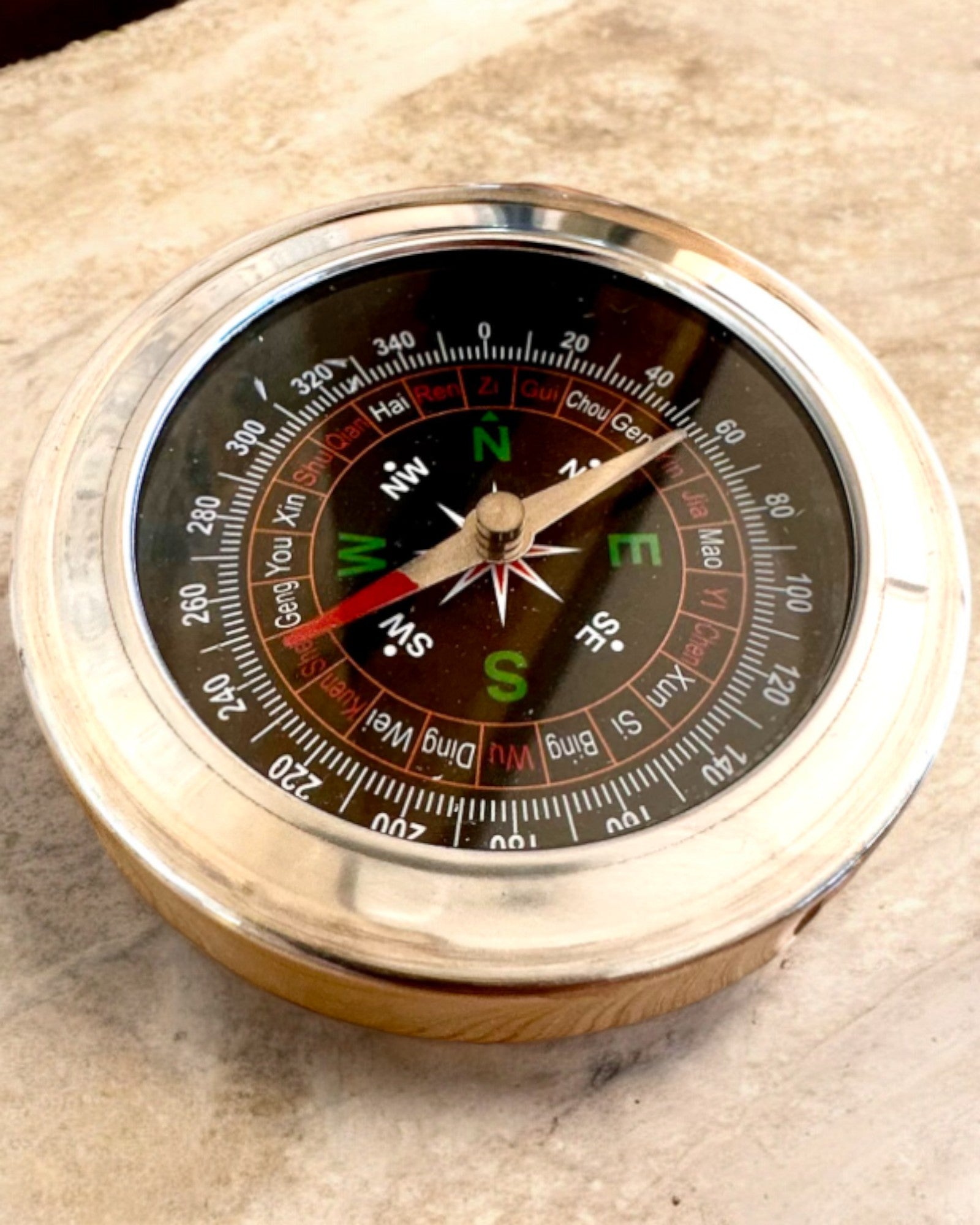 Feng Shui Kompass – Stählerne Präzision, personalisiert mit Gravur als Geschenk